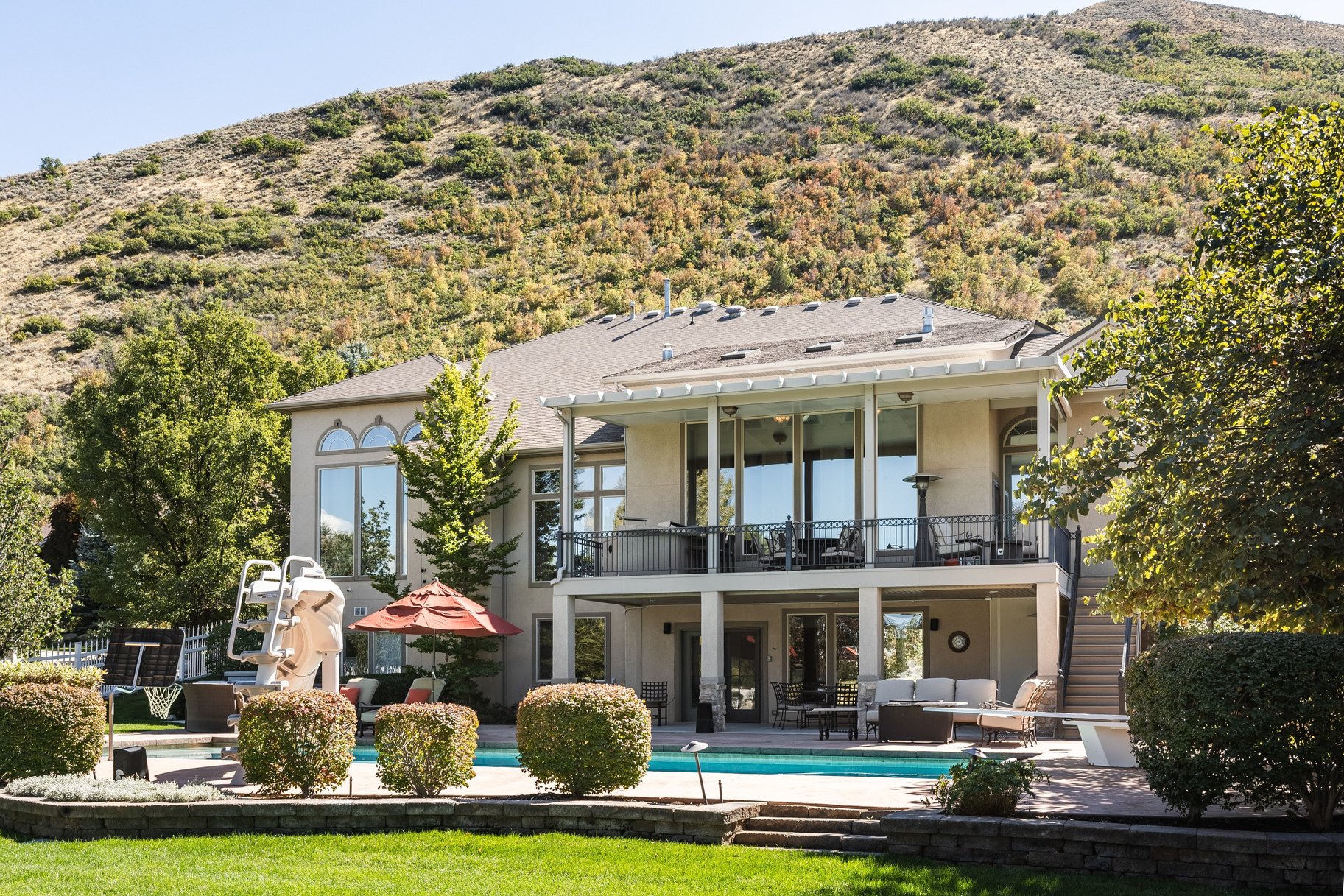  Stately Gated-Community Estate on Nearly Half an Acre: Vaulted Ceilings, Valley - 物件實景