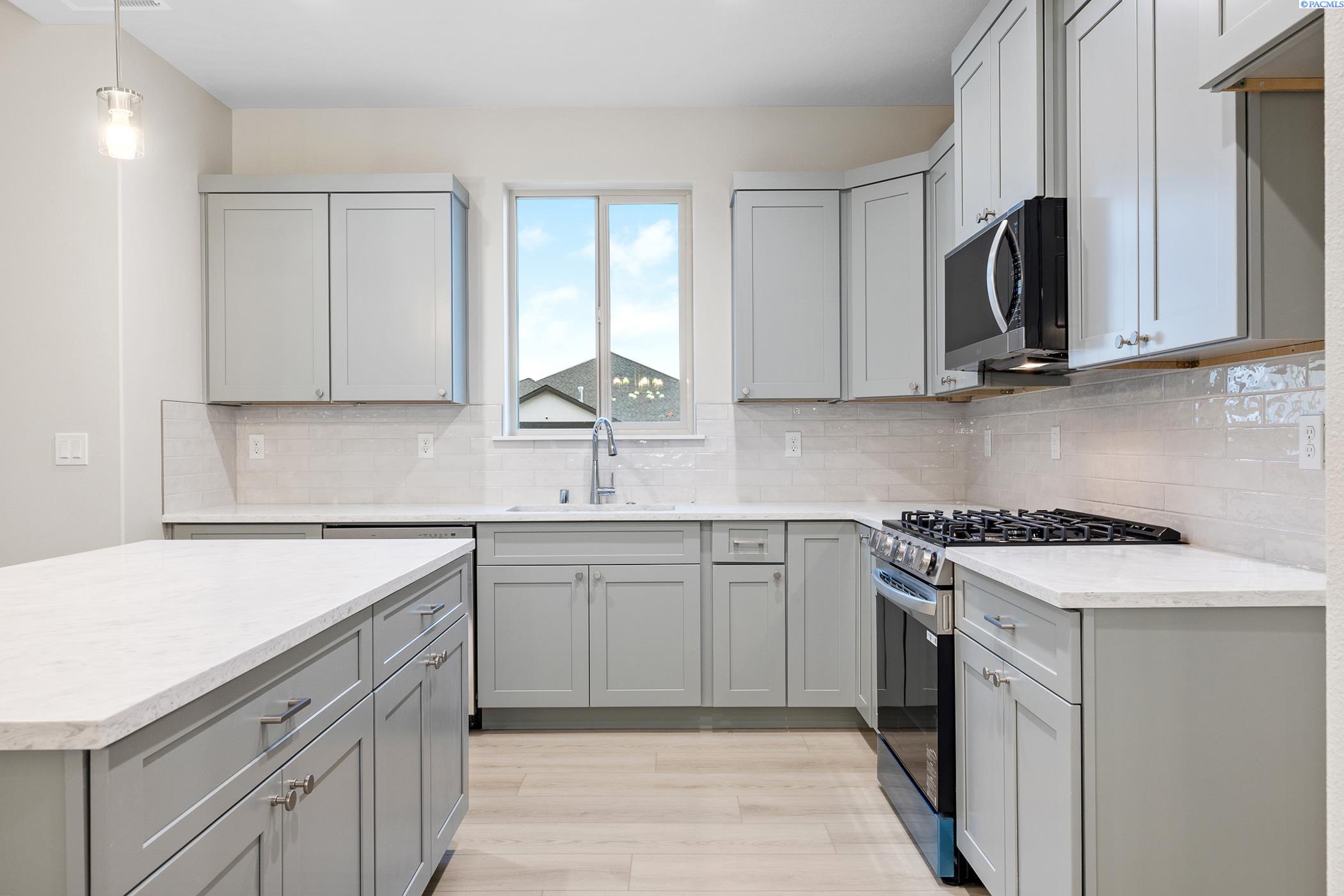 Kennewick, Washington, 99338, United States, 4 Bedrooms Bedrooms, ,2 BathroomsBathrooms,Residential,For Sale,1987872