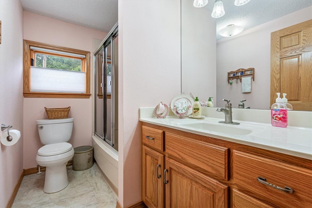 Anderson, Missouri, 64831, United States, 3 Bedrooms Bedrooms, ,2 BathroomsBathrooms,Residential,For Sale,1866248