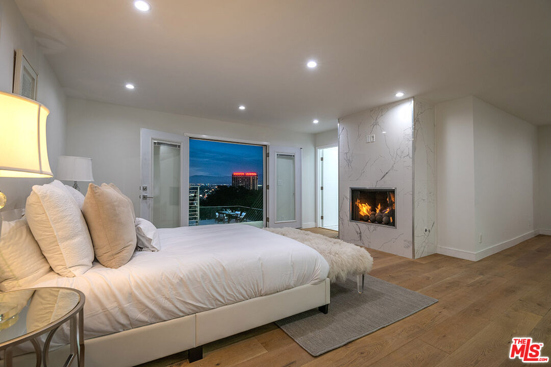Los Angeles, California, 90068, United States, 6 Bedrooms Bedrooms, ,7 BathroomsBathrooms,Residential,For Sale,1840011