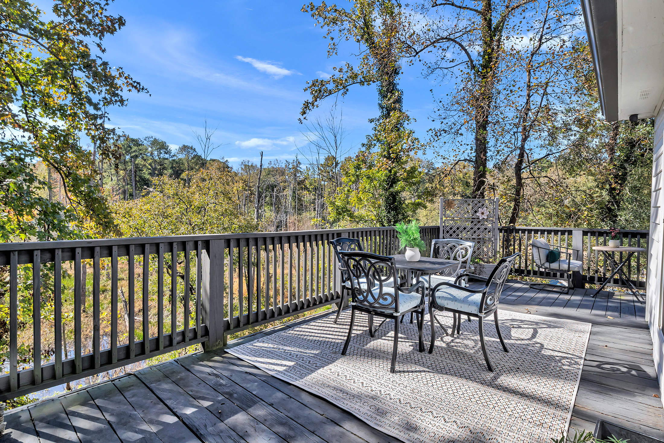  Classic Southern Charm and a Welcoming Wraparound Porch - 物件實景