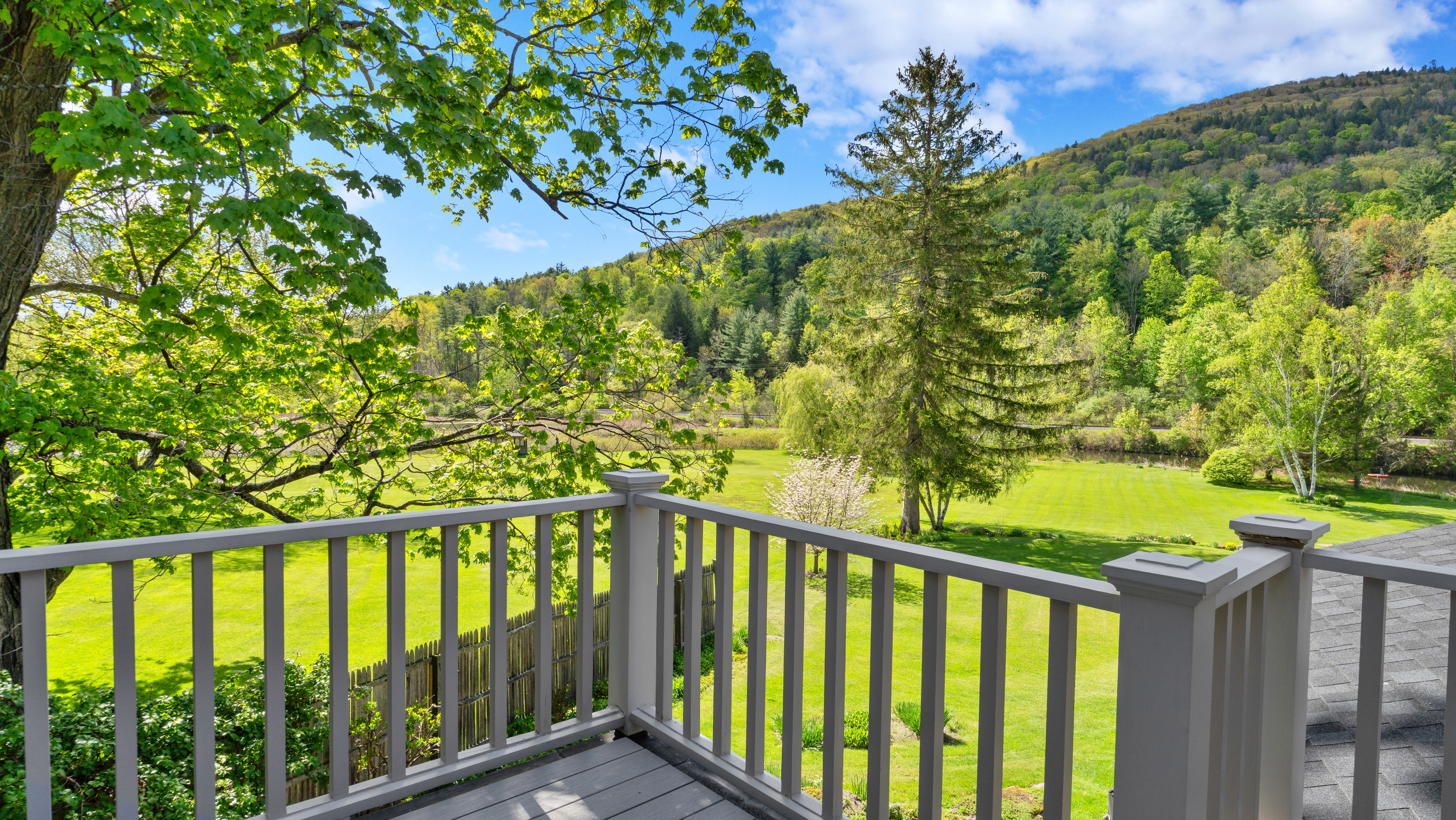  Historic Riverfront Gem with Mountain Views in Lee - 物件實景