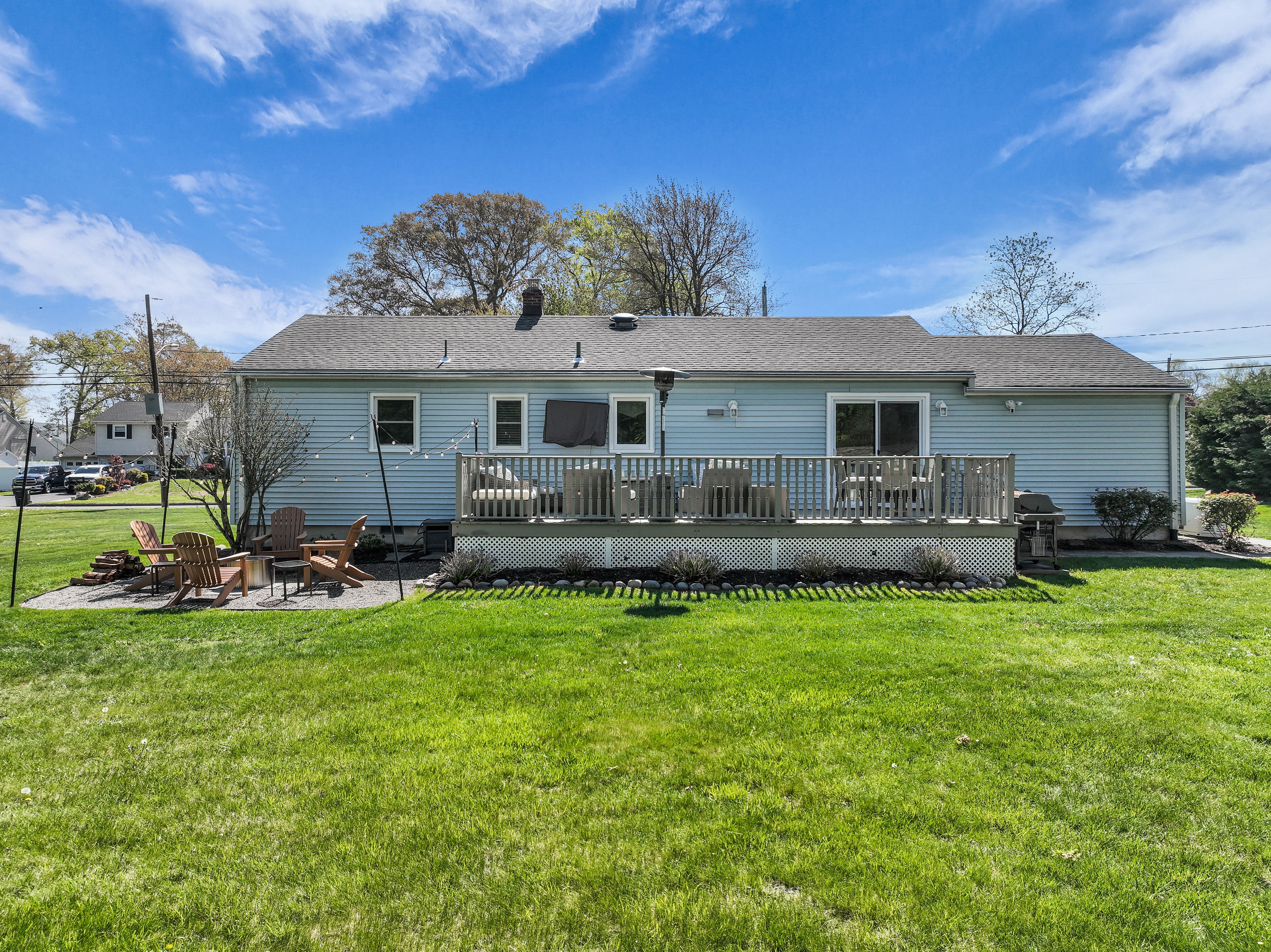  Welcome to this meticulously maintained charming 3-bedroom, 2-bathroom ranch, - 物件實景