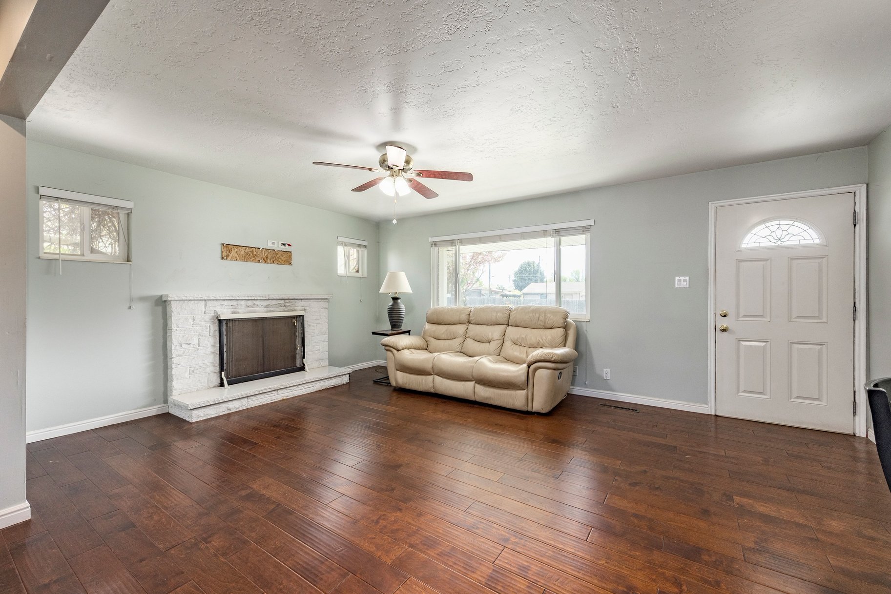  Charming Home with Detached Garage - 物件實景