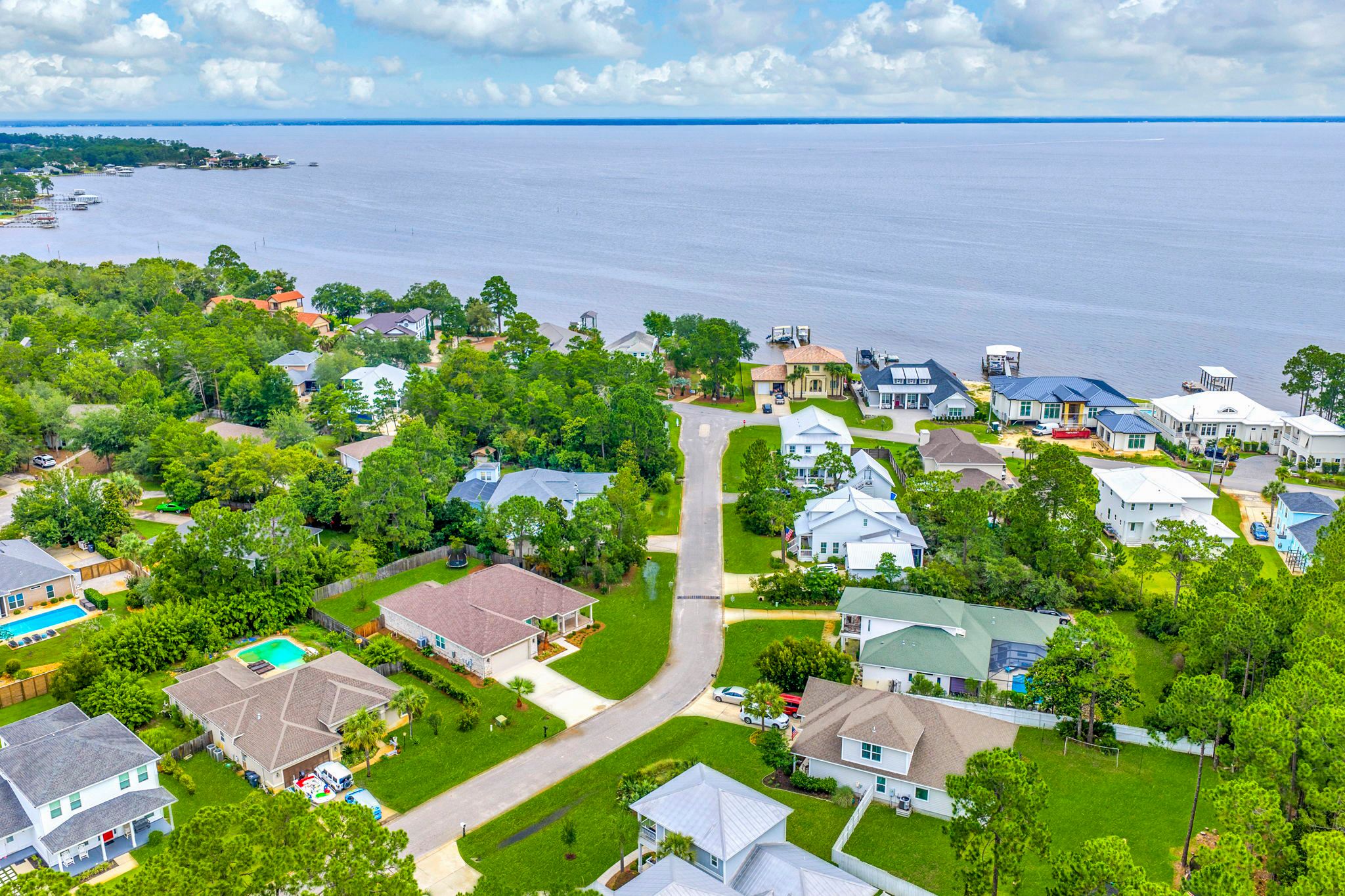  Move-In Ready Brick Home with Spacious Fenced Backyard Near the Bay - 物件實景