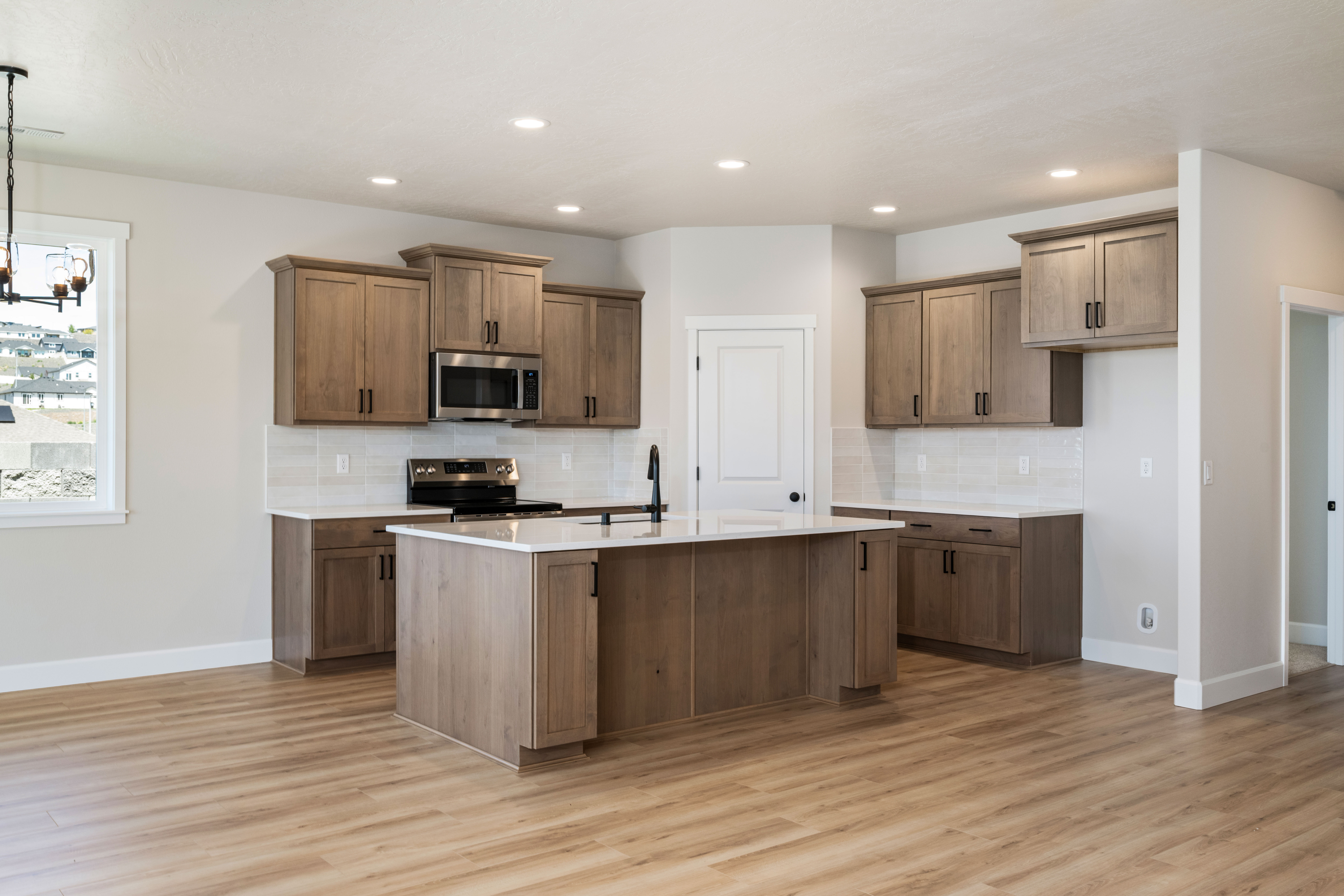  Full Block Wall Fencing & Extra Parking - 物件實景