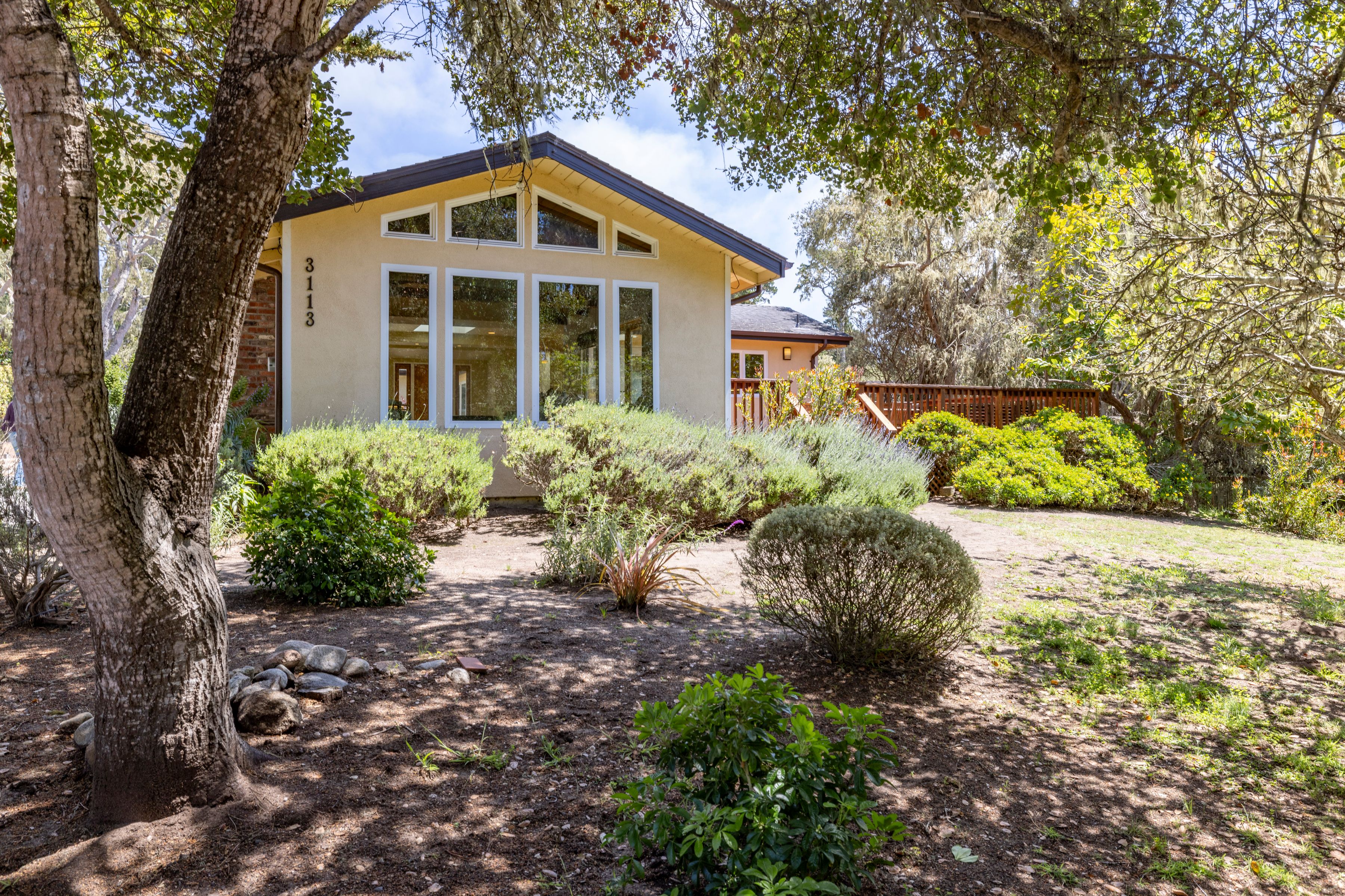  3113 Sloat Road - 物件實景