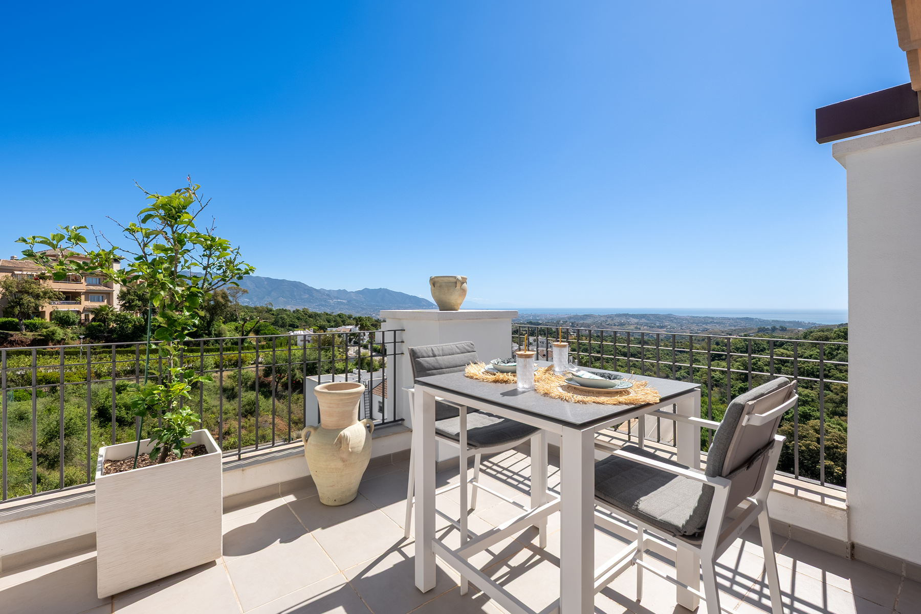  Renovated sea-view penthouse with expansive terrace in La Mairena, Marbella East - 物件實景