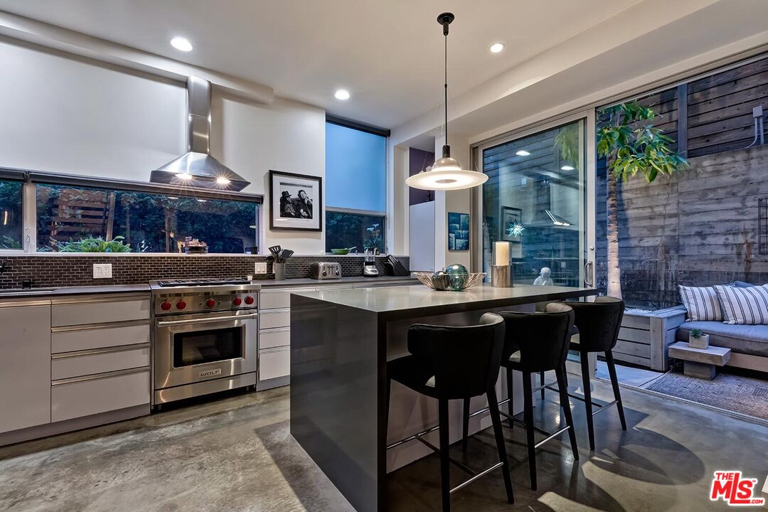 West Hollywood, California, 90069, United States, 2 Bedrooms Bedrooms, ,2 BathroomsBathrooms,Residential,For Sale,1760061
