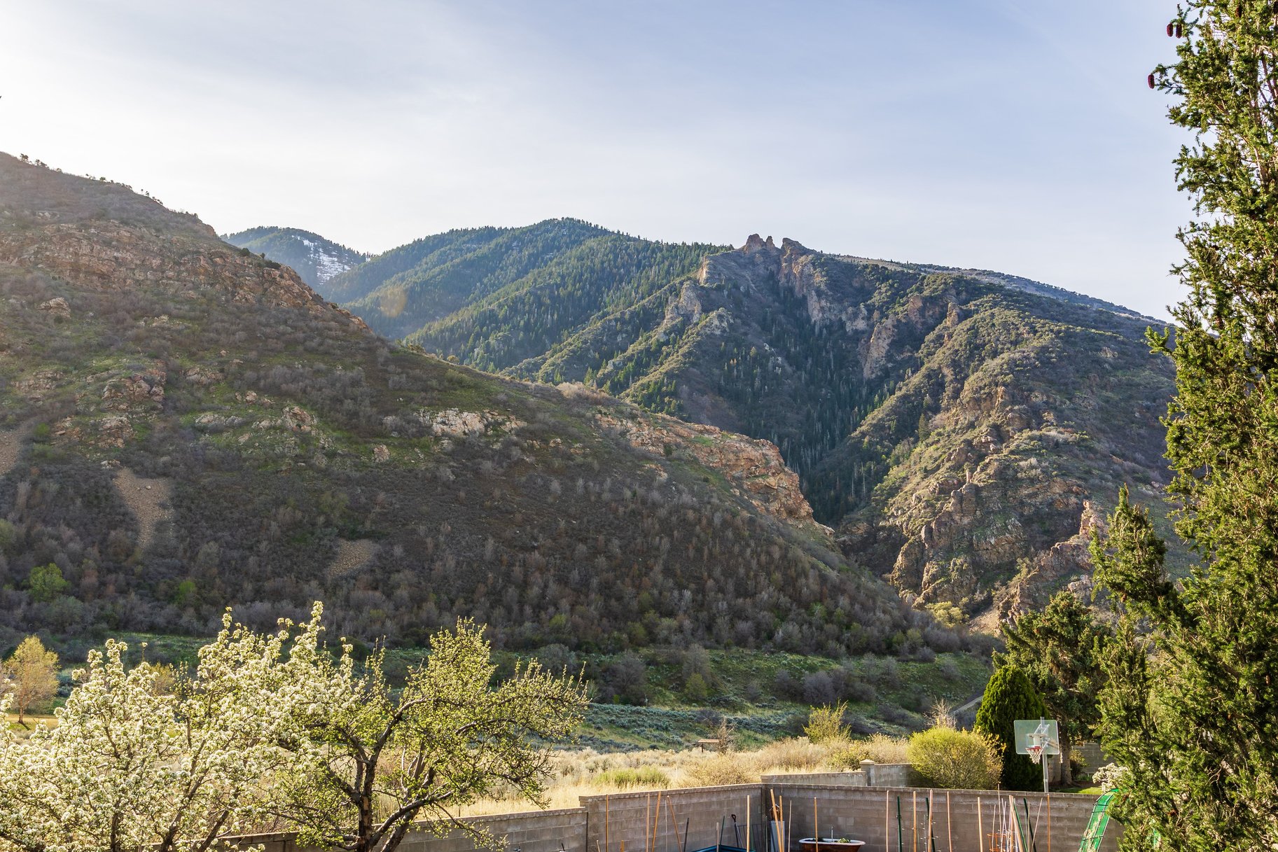  Updated Sandy Home With One of a Kind Location With Unobstructed Mountain Views - 物件實景