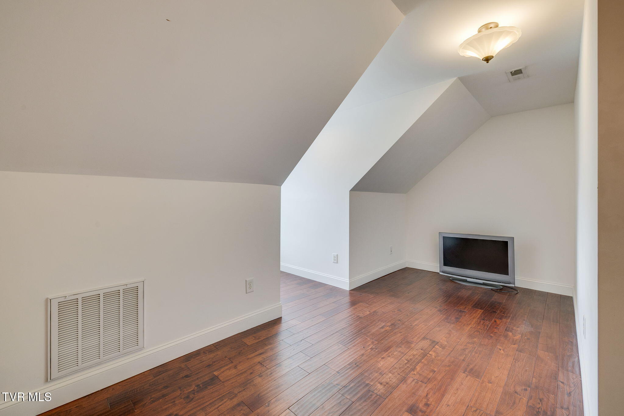 Bluff City, Tennessee, 37618, United States, 3 Bedrooms Bedrooms, ,4 BathroomsBathrooms,Residential,For Sale,2048525