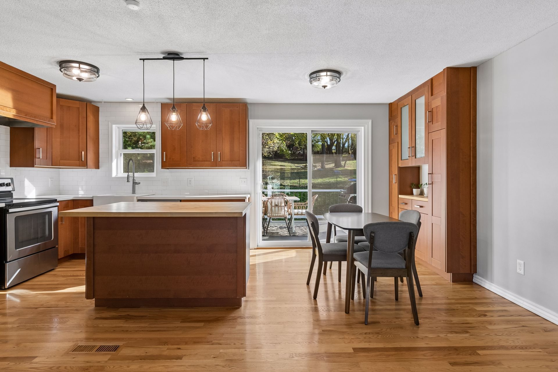  A Light-Filled Home Near Rolling Oaks Park - 物件實景