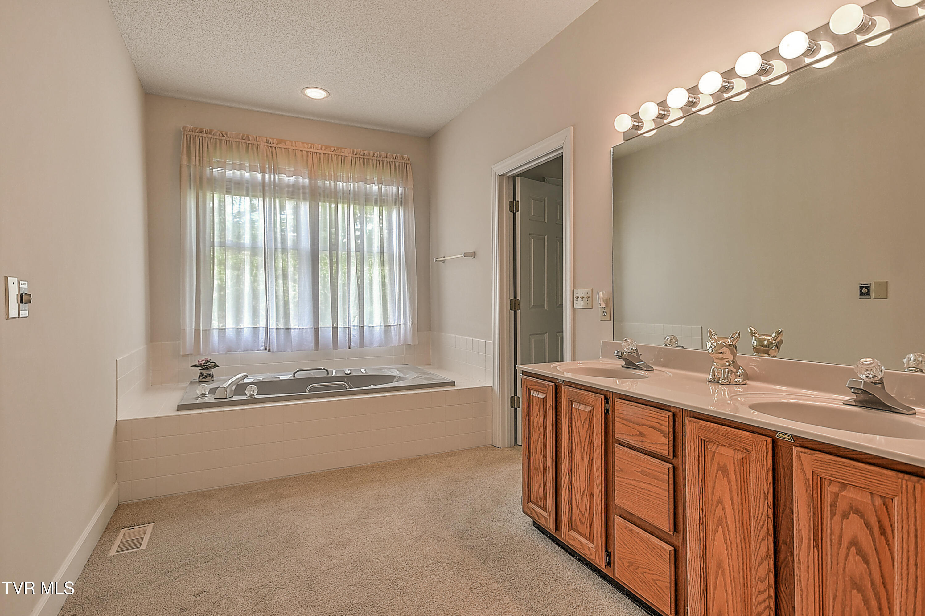 Johnson City, Tennessee, 37604, United States, 4 Bedrooms Bedrooms, ,3 BathroomsBathrooms,Residential,For Sale,1870775