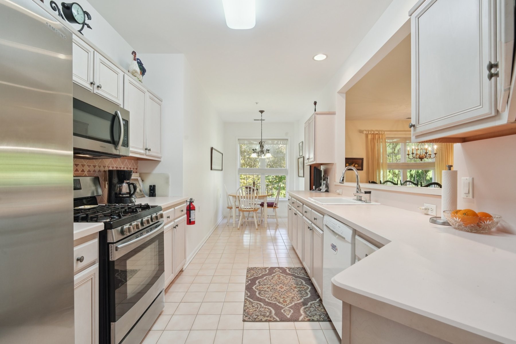  One Floor ?Fox Hills? Corner Unit Offers Many Available Amenities - 物件實景