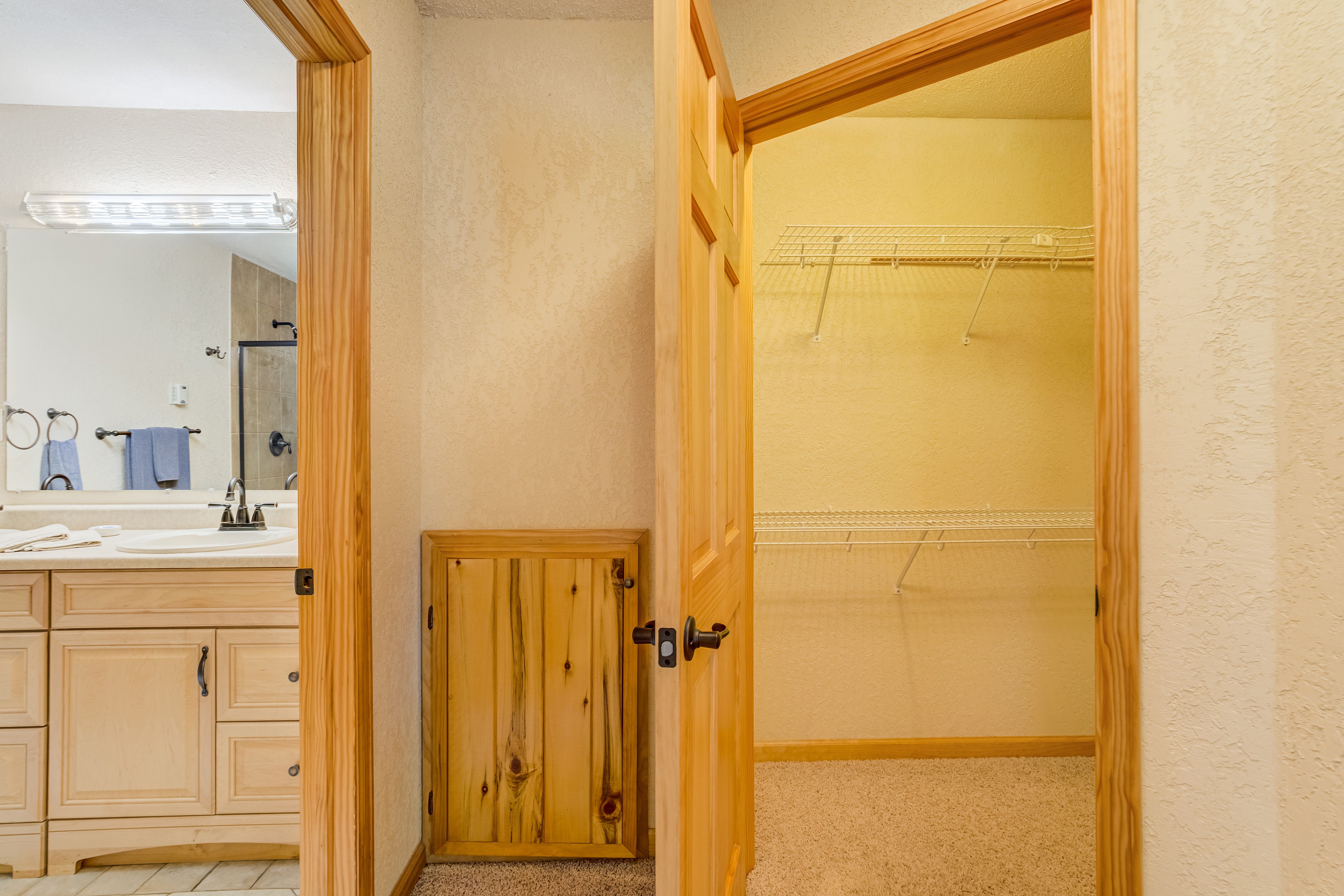  Nestled on a Spacious Corner Lot, Discover Mountain Charm w/ Warm Wood Accents - 物件實景