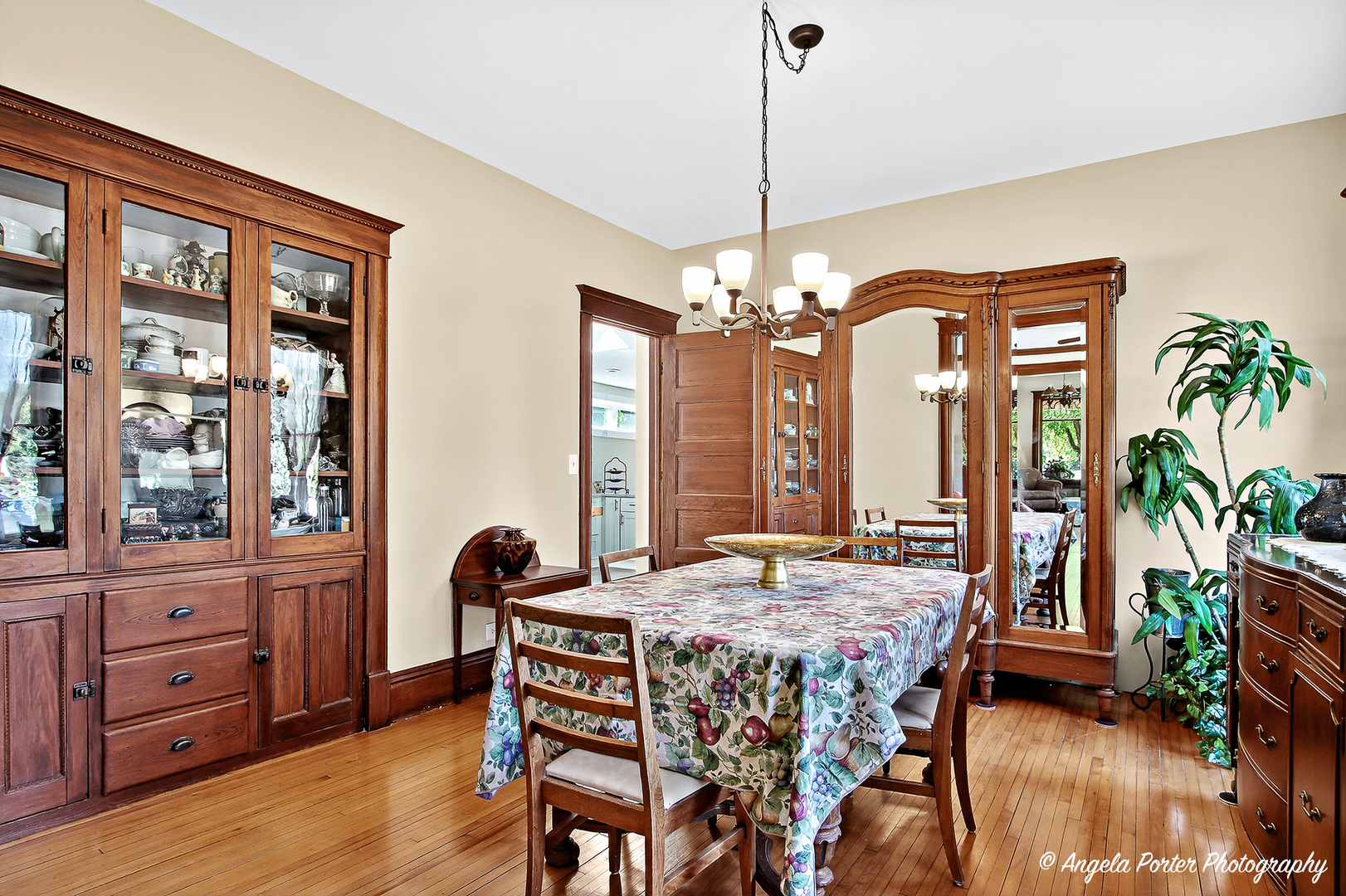 Crystal Lake, Illinois, 60014, United States, 4 Bedrooms Bedrooms, ,2 BathroomsBathrooms,Residential,For Sale,1982746