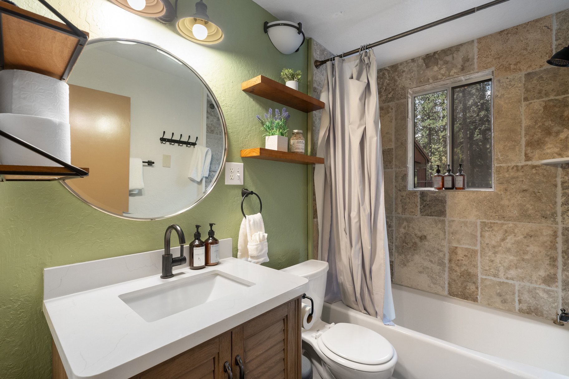  West Shore Gem - An Authentic Pineland Chalet with Detached Garage + Studio - 物件實景