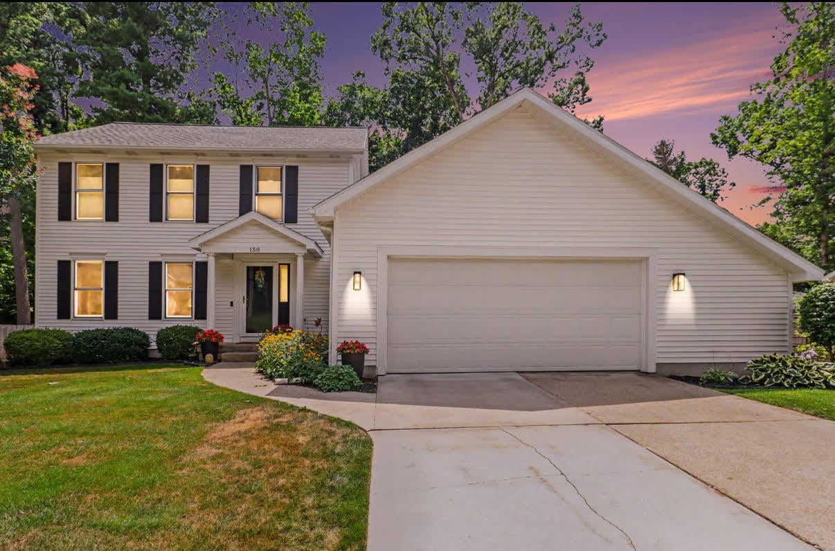 Denilee Ct, Comstock Park, MI 49321
