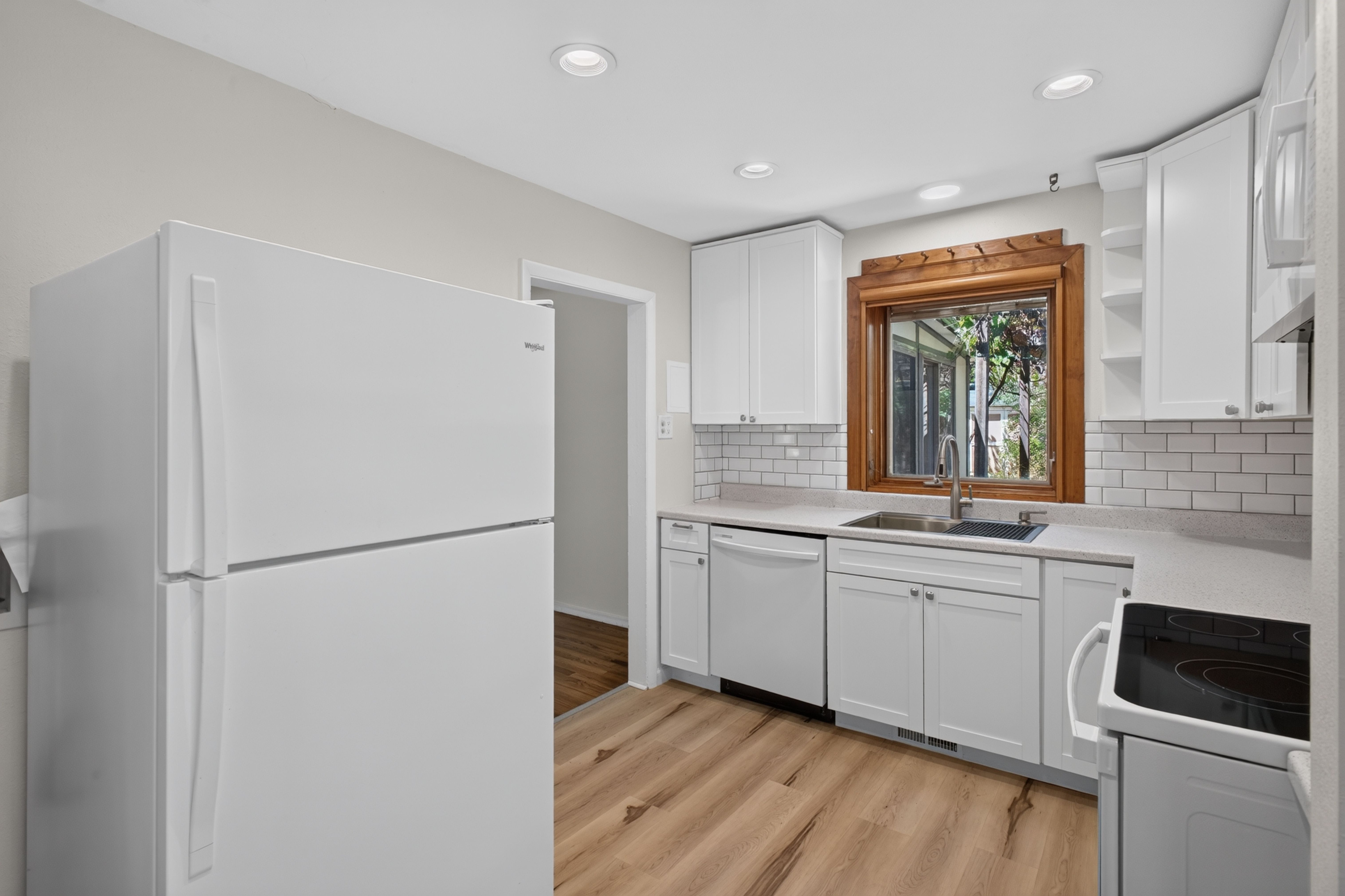  Charming Mayfair Brick Home: Sunroom Oasis & Private Pergola Backyard - 物件實景