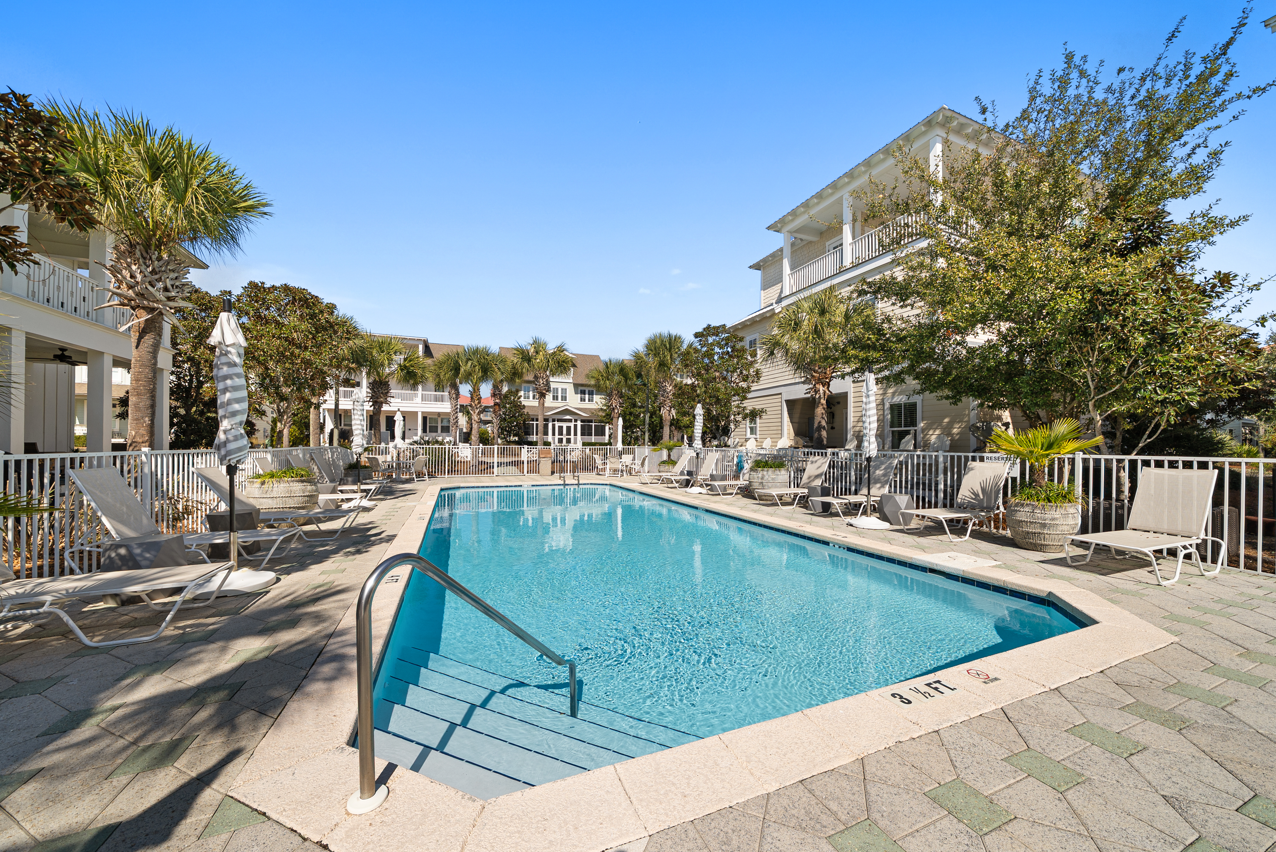  Three-Story Beach Retreat Near Public Beach Access And Local Favorites - 物件實景
