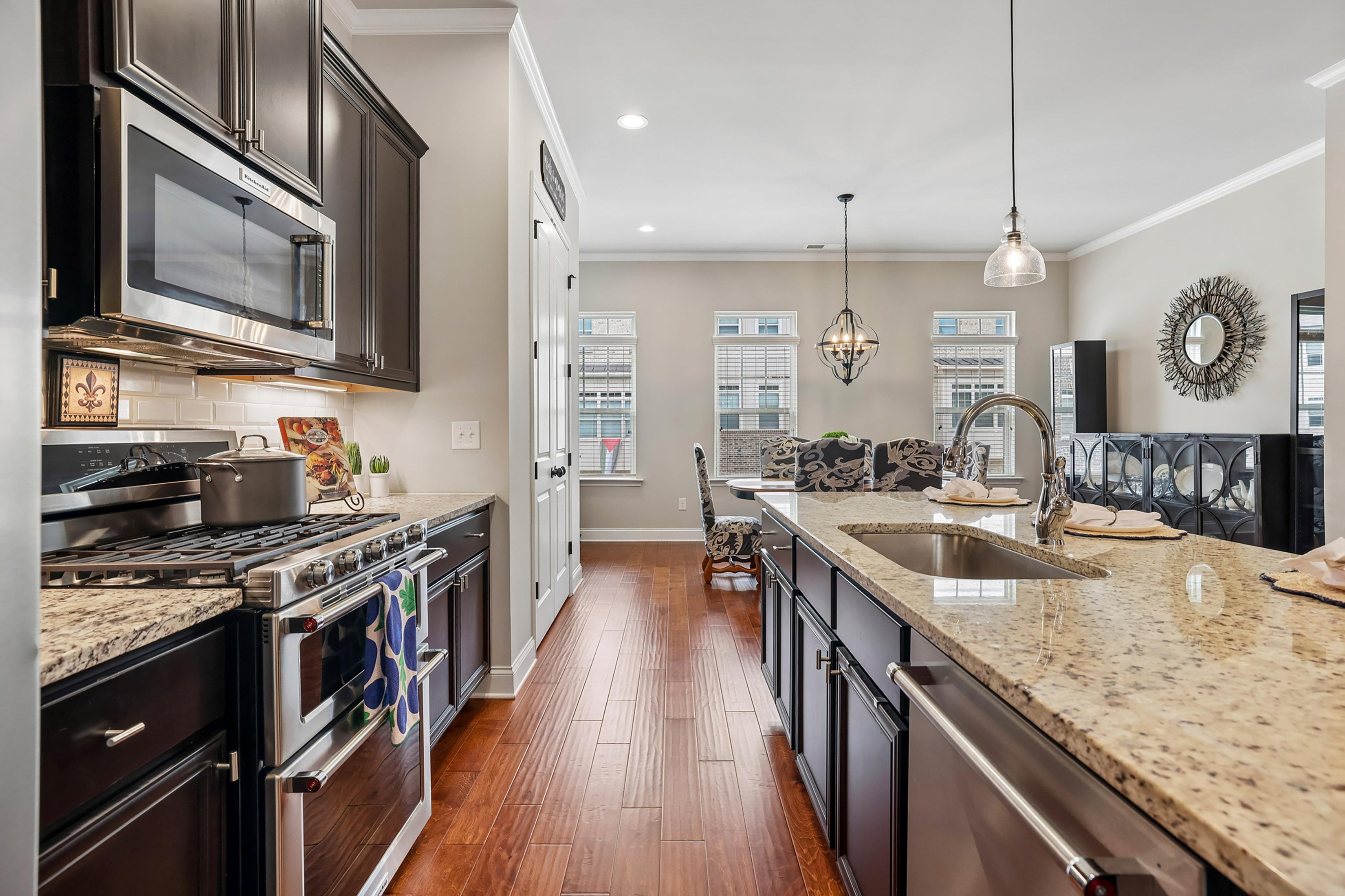  Modern Elegance in Beautifully Designed Townhome - 物件實景