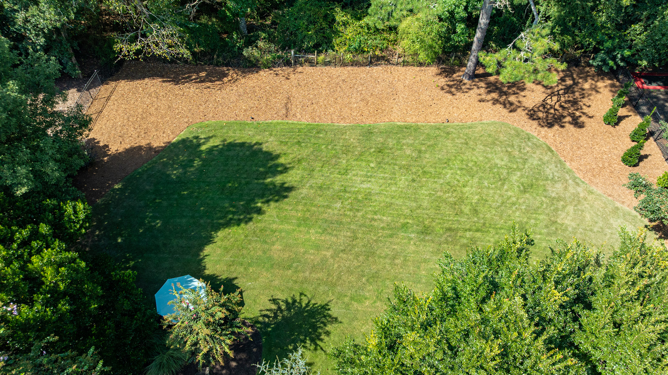  Impressive Brick Estate on a Private Wooded 1+/- Acre Lot in The Manor - 物件實景