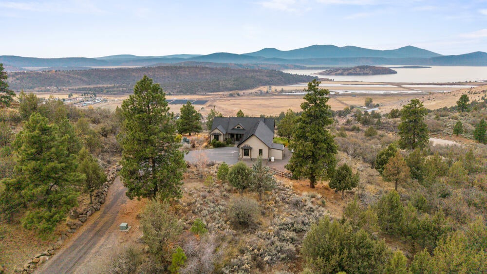 Klamath Falls, Oregon, 97601, United States, 4 Bedrooms Bedrooms, ,3 BathroomsBathrooms,Residential,For Sale,1987766