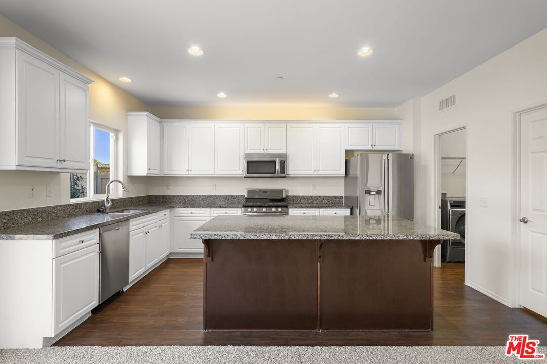 Lancaster, California, 93534, United States, 5 Bedrooms Bedrooms, ,3 BathroomsBathrooms,Residential,For Sale,1942304