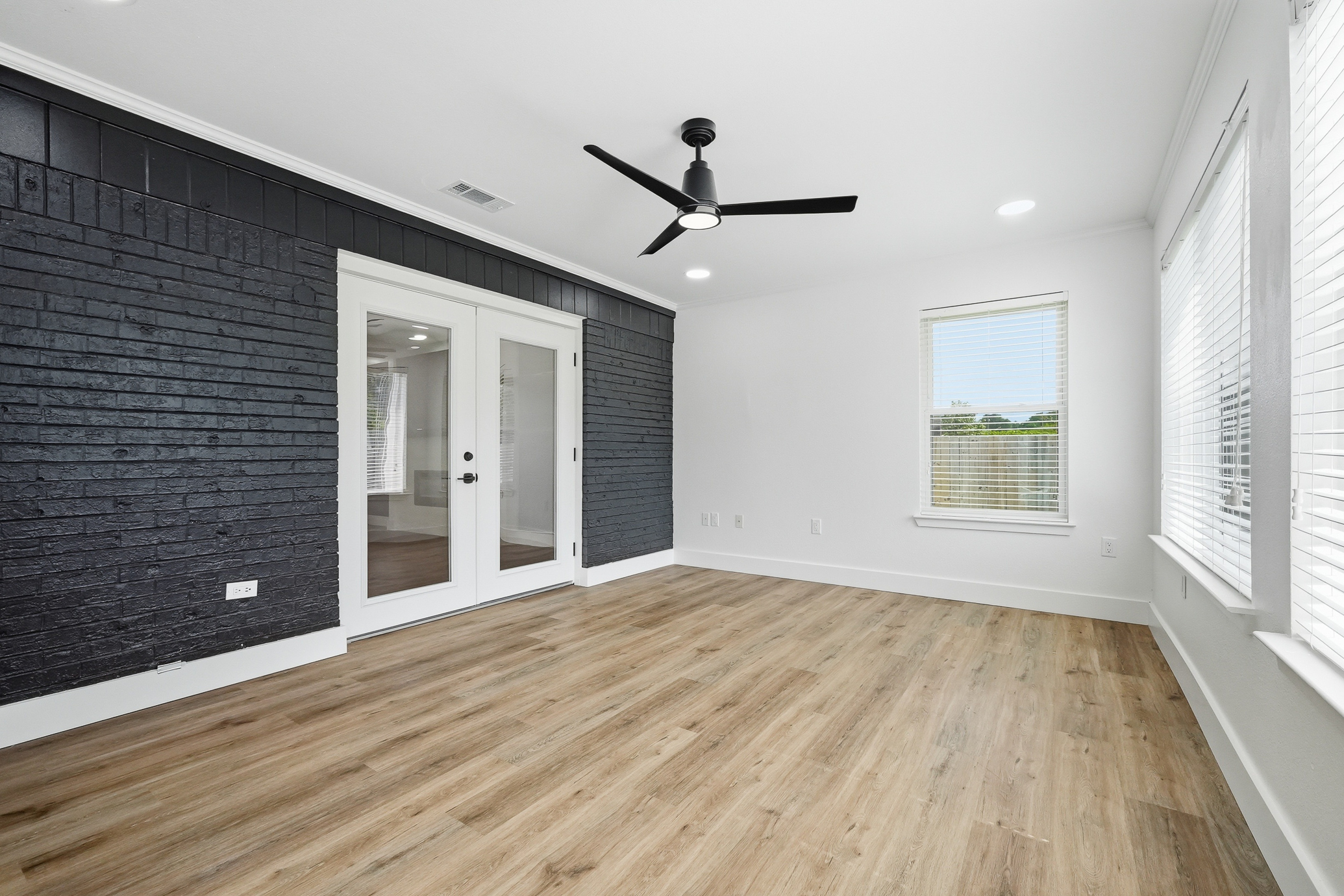  Move-In Ready Pool Home with Thoughtful Modern Updates - 物件實景