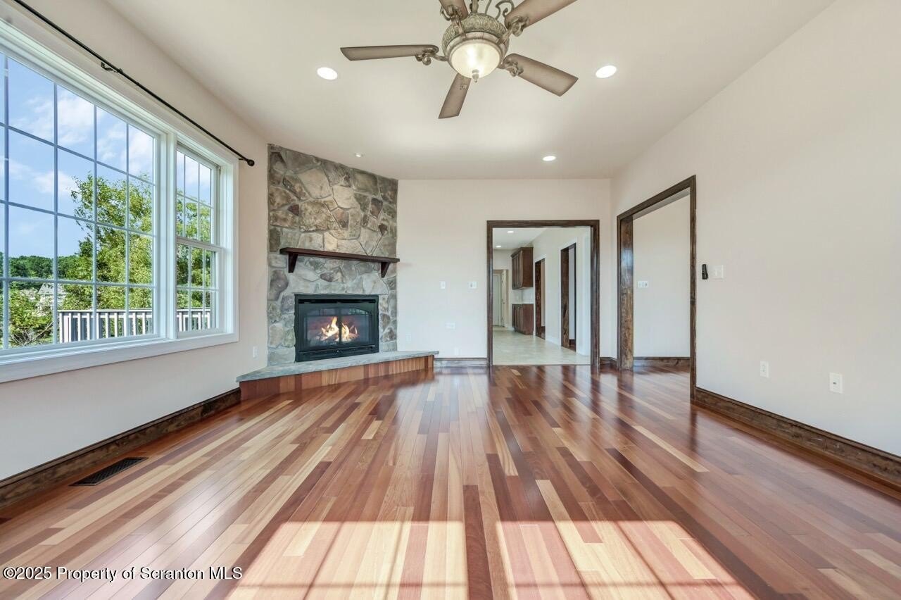 Throop, Pennsylvania, 18512, United States, 3 Bedrooms Bedrooms, ,3 BathroomsBathrooms,Residential,For Sale,1889511
