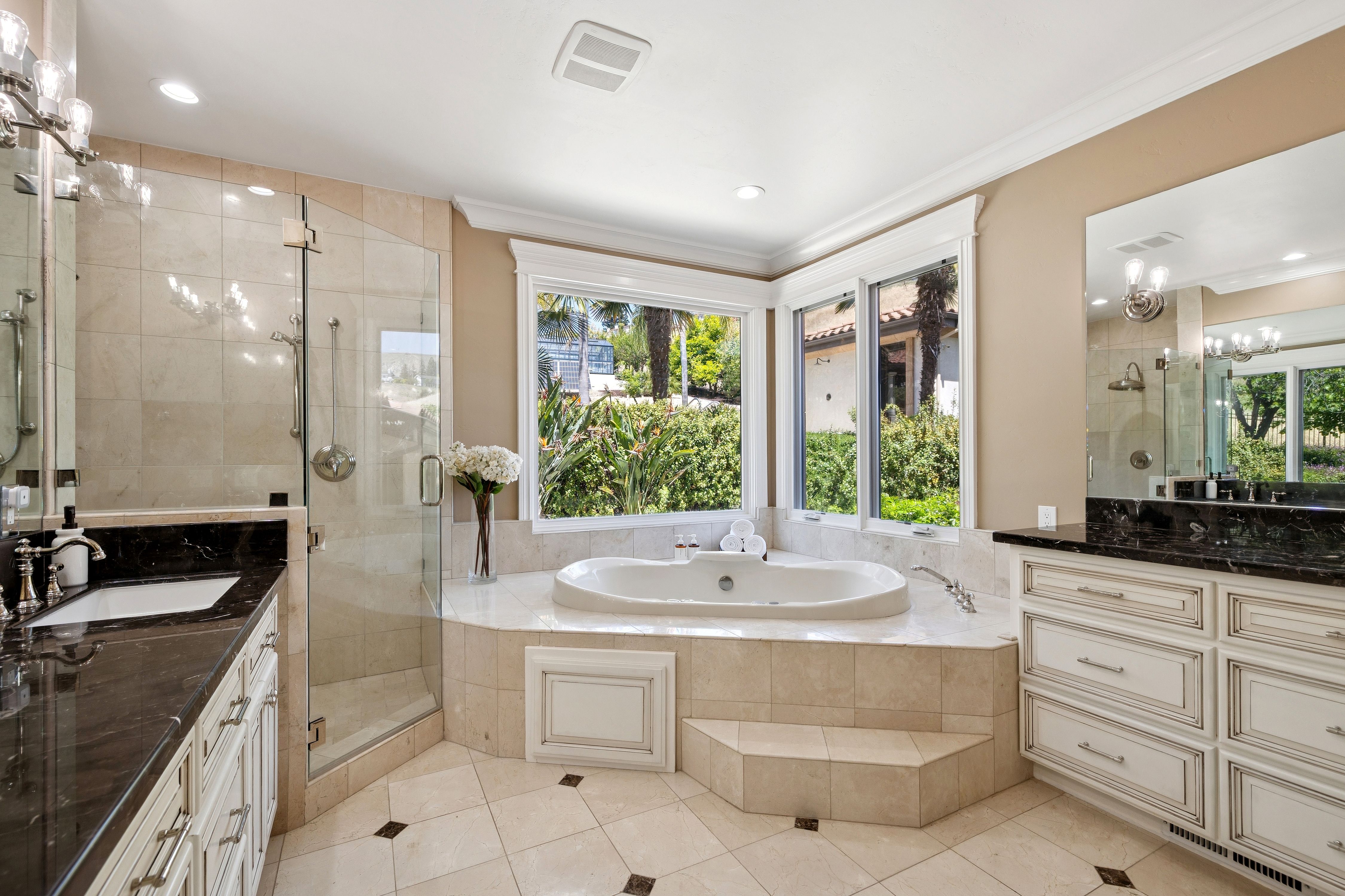  Grand Mediterranean Estate with Private Multi-Generational Wing - 物件實景
