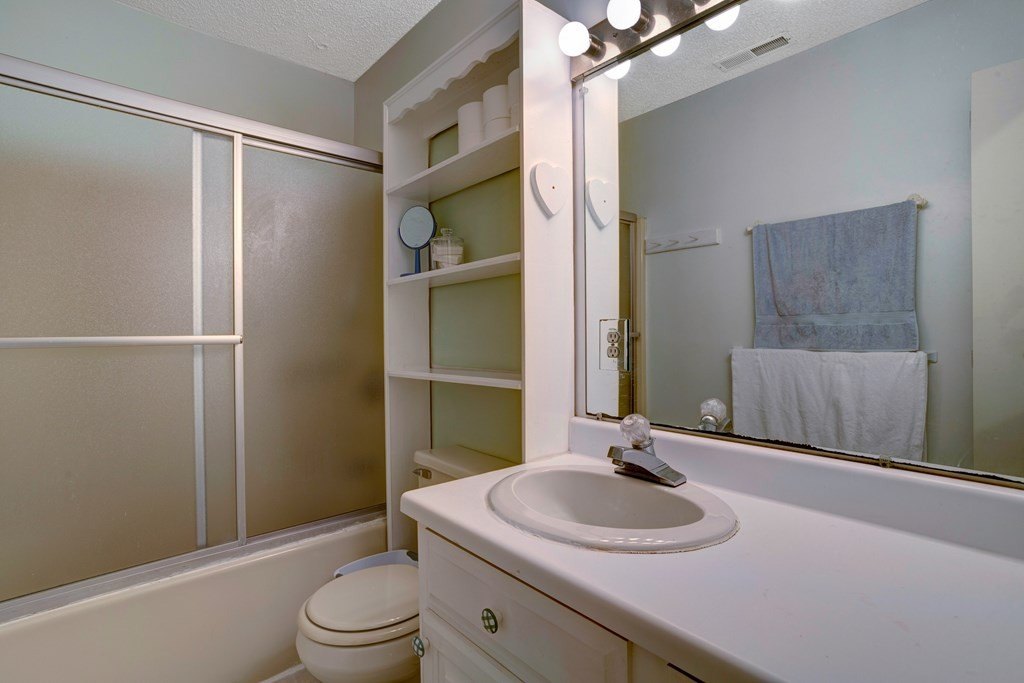 Hayesville, North Carolina, 28904, United States, 5 Bedrooms Bedrooms, ,4 BathroomsBathrooms,Residential,For Sale,1936874