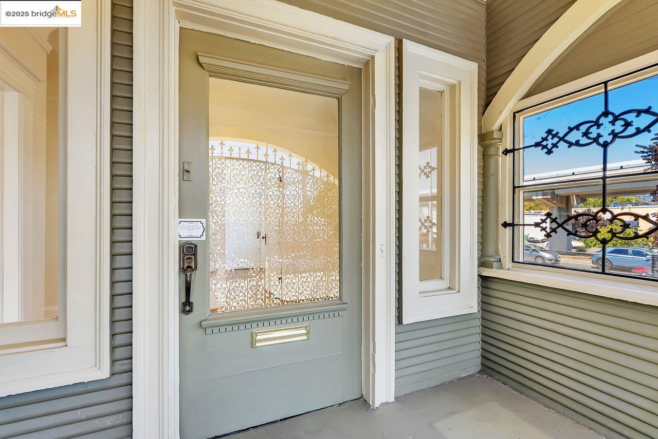 Oakland, California, 94608, United States, 6 Bedrooms Bedrooms, ,3 BathroomsBathrooms,Residential,For Sale,1939780