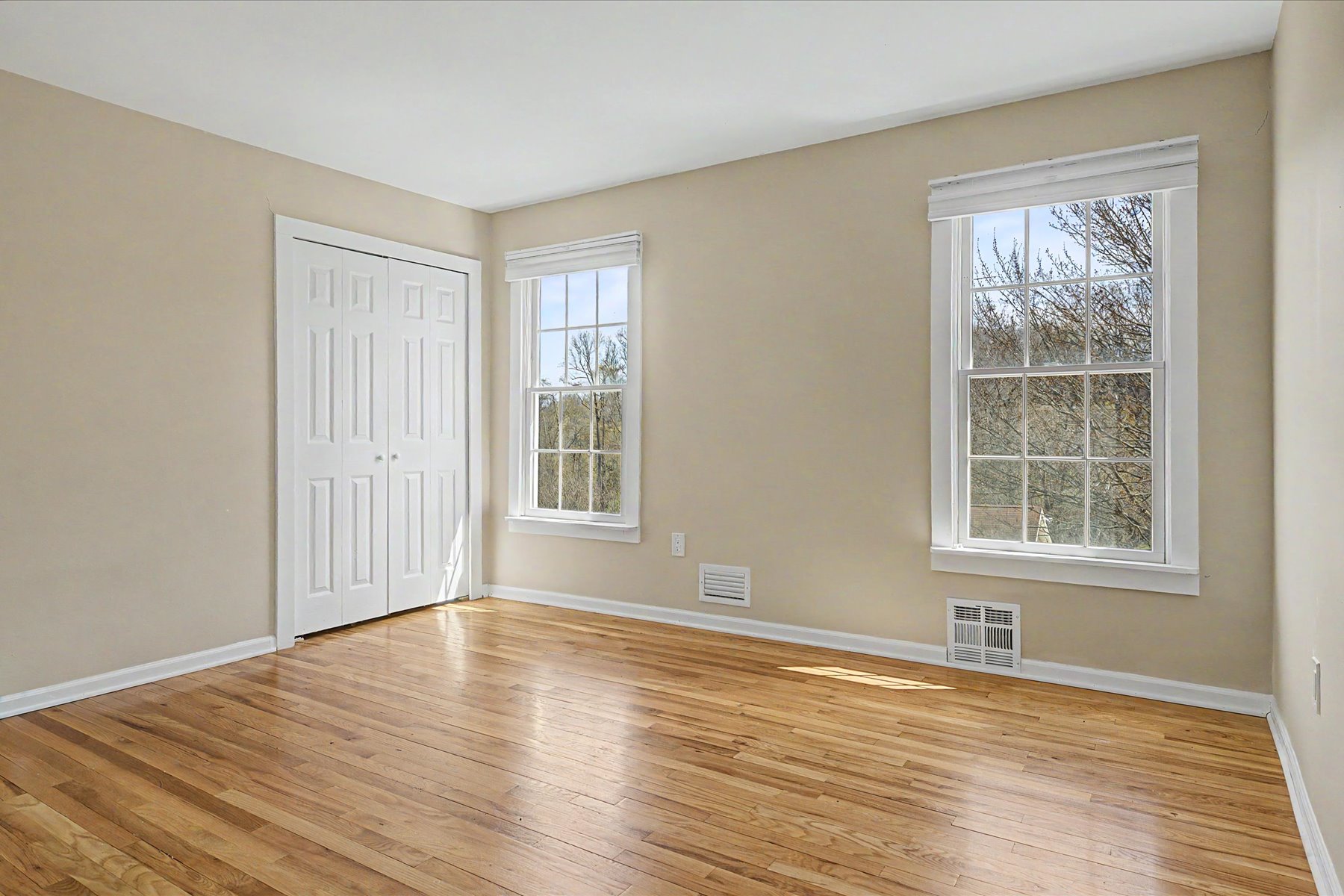  Lovely Cape Cod Home Situated on Two Private Acres - 物件實景