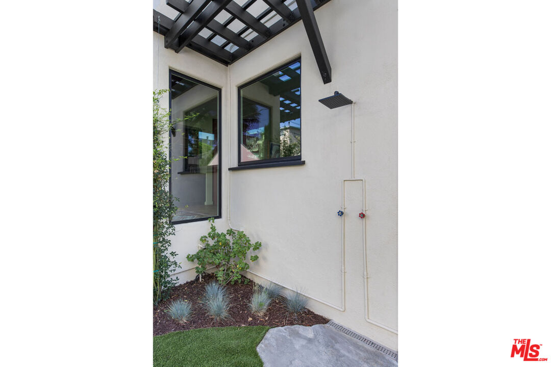 Los Angeles, California, 90039, United States, 3 Bedrooms Bedrooms, ,2 BathroomsBathrooms,Residential,For Sale,1856882