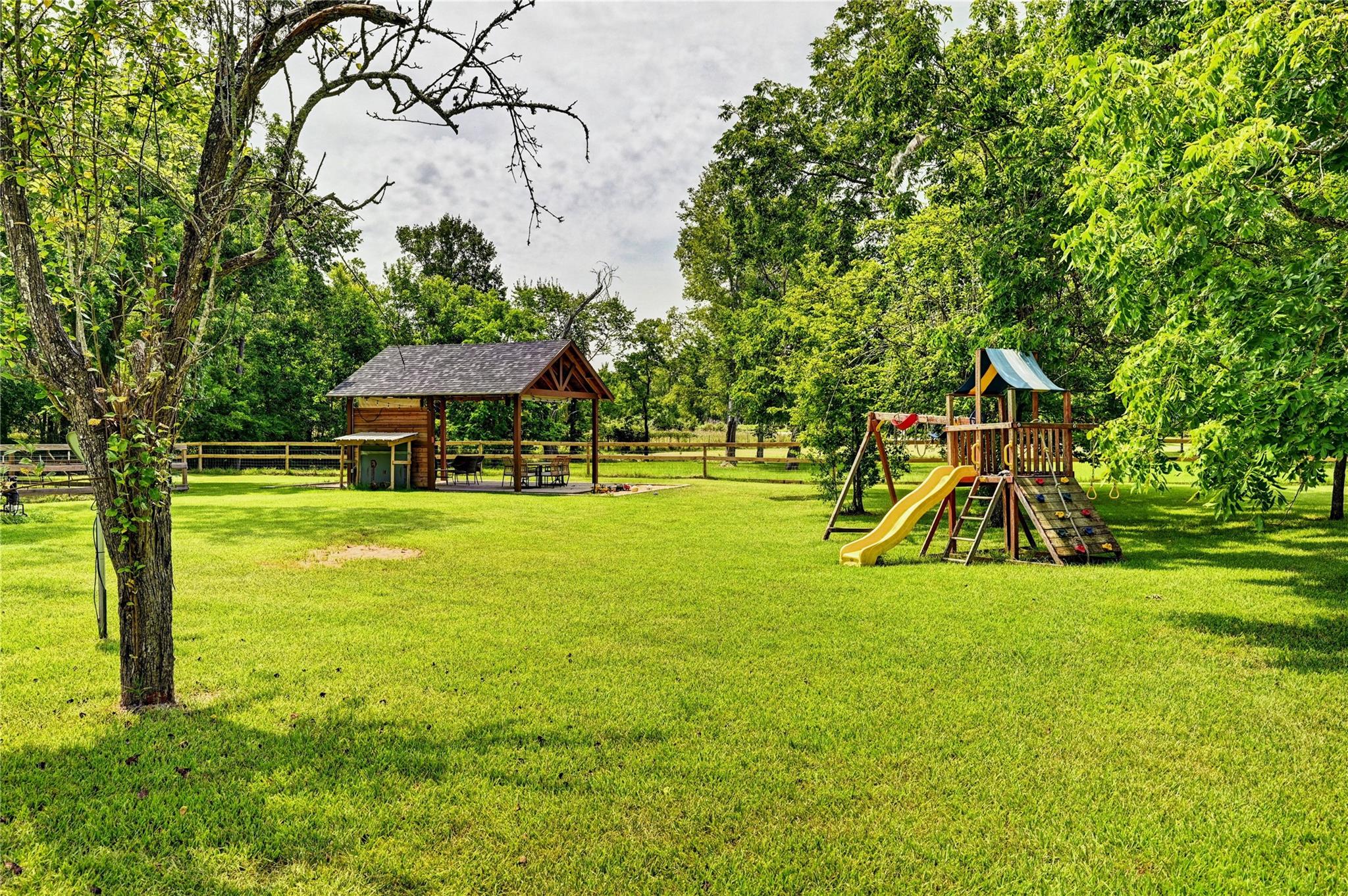 Huntsville, Texas, 77320, United States, 4 Bedrooms Bedrooms, ,3 BathroomsBathrooms,Residential,For Sale,1921043