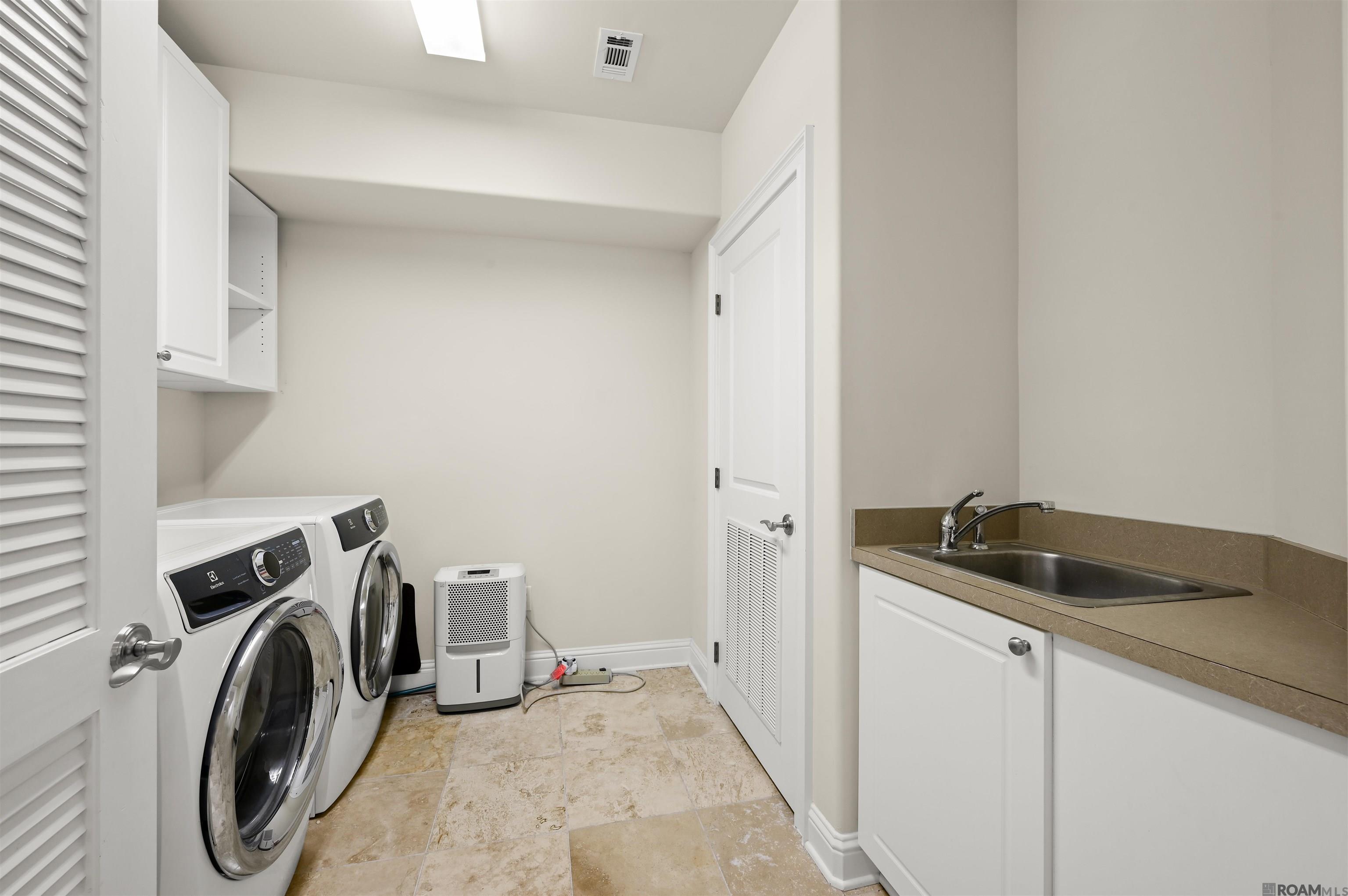 Baton Rouge, Louisiana, 70808, United States, 3 Bedrooms Bedrooms, ,2 BathroomsBathrooms,Residential,For Sale,1980847