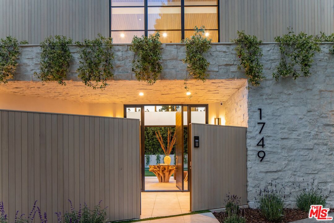 Los Angeles, California, 90049, United States, 5 Bedrooms Bedrooms, ,3 BathroomsBathrooms,Residential,For Sale,1839044