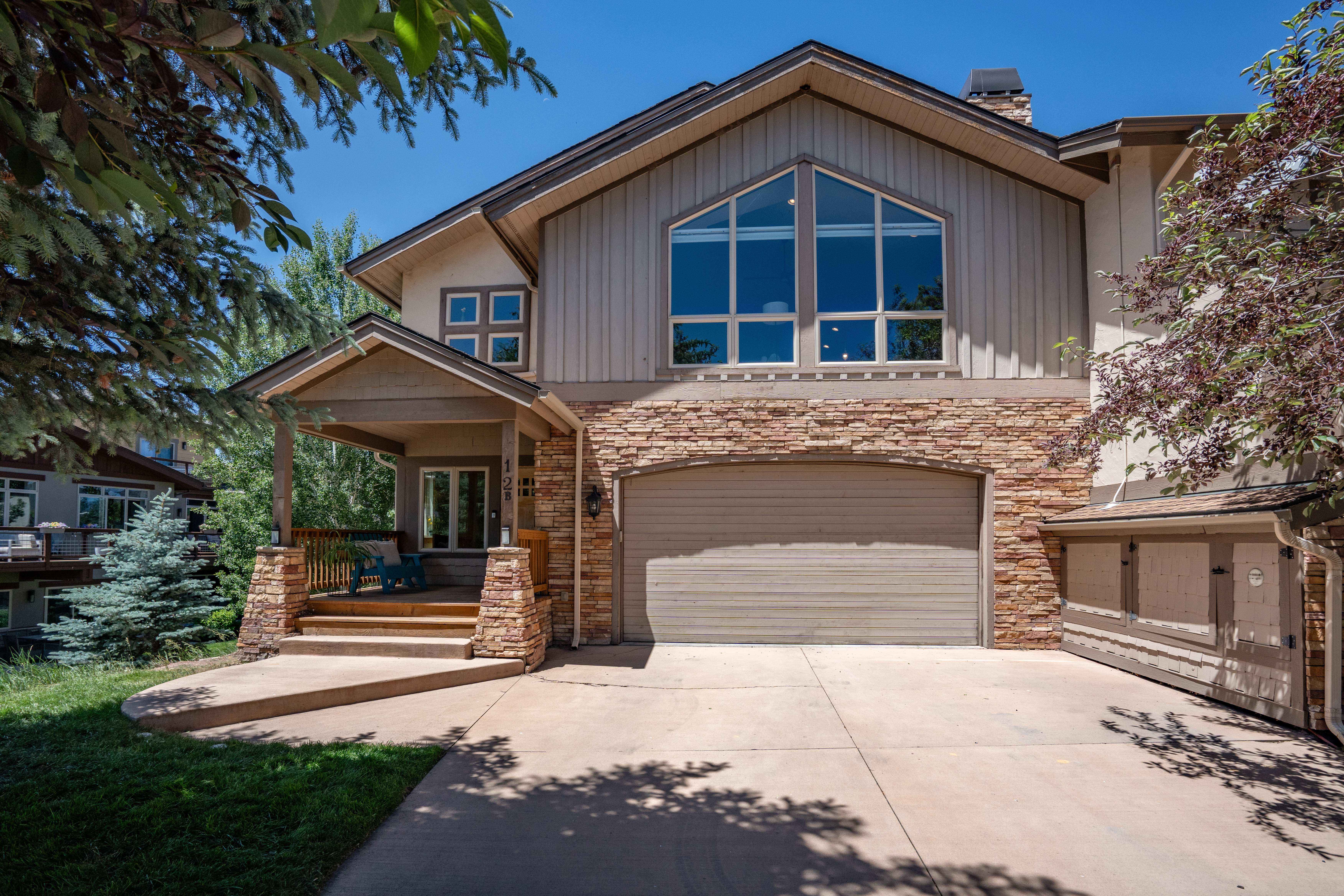  Inviting Home Features Soaring Vaulted Ceilings, Expansive Windows~ - 物件實景