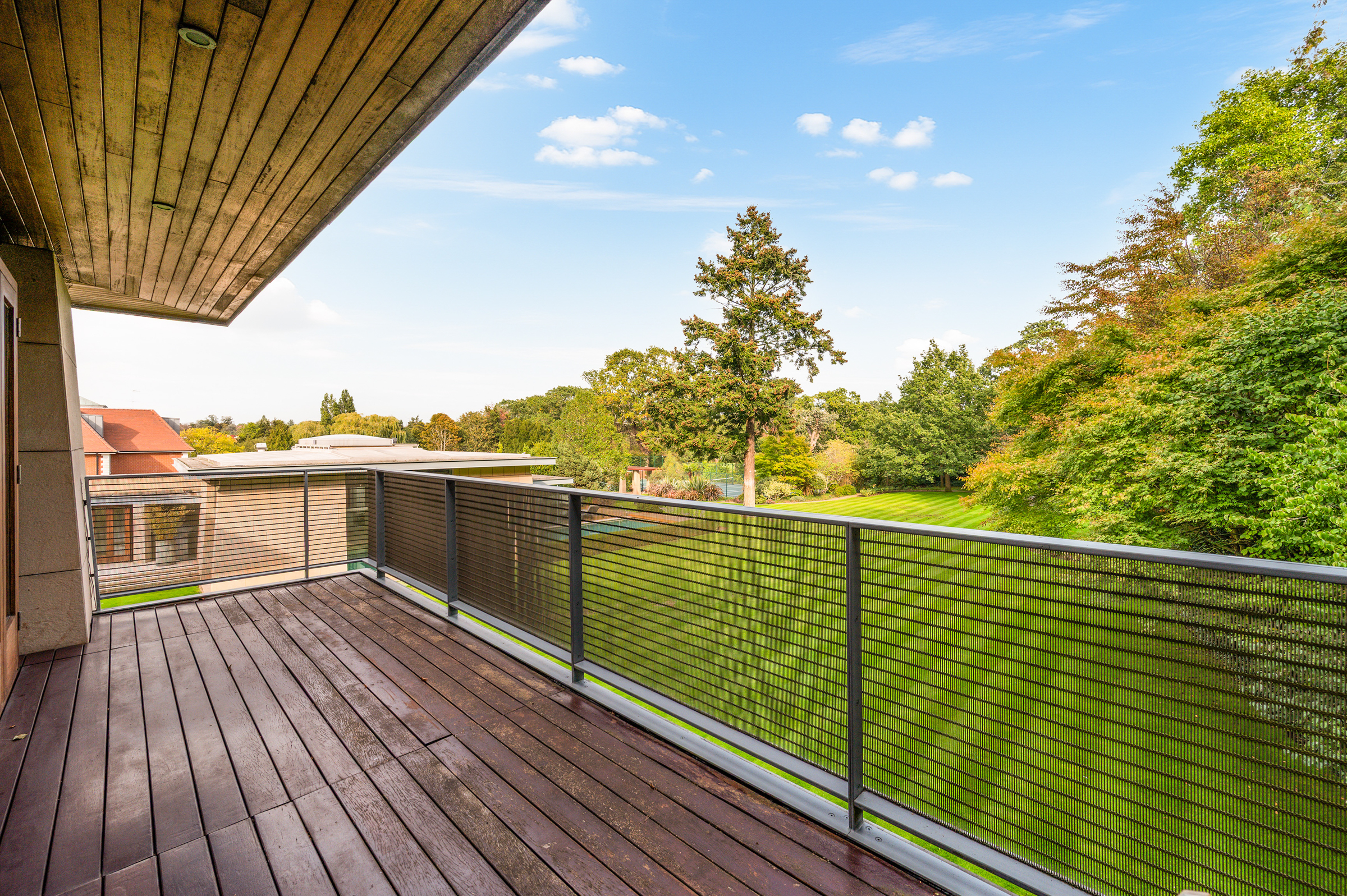  An architectural house on The Bishops Avenue with an indoor-outdoor pool - 物件實景