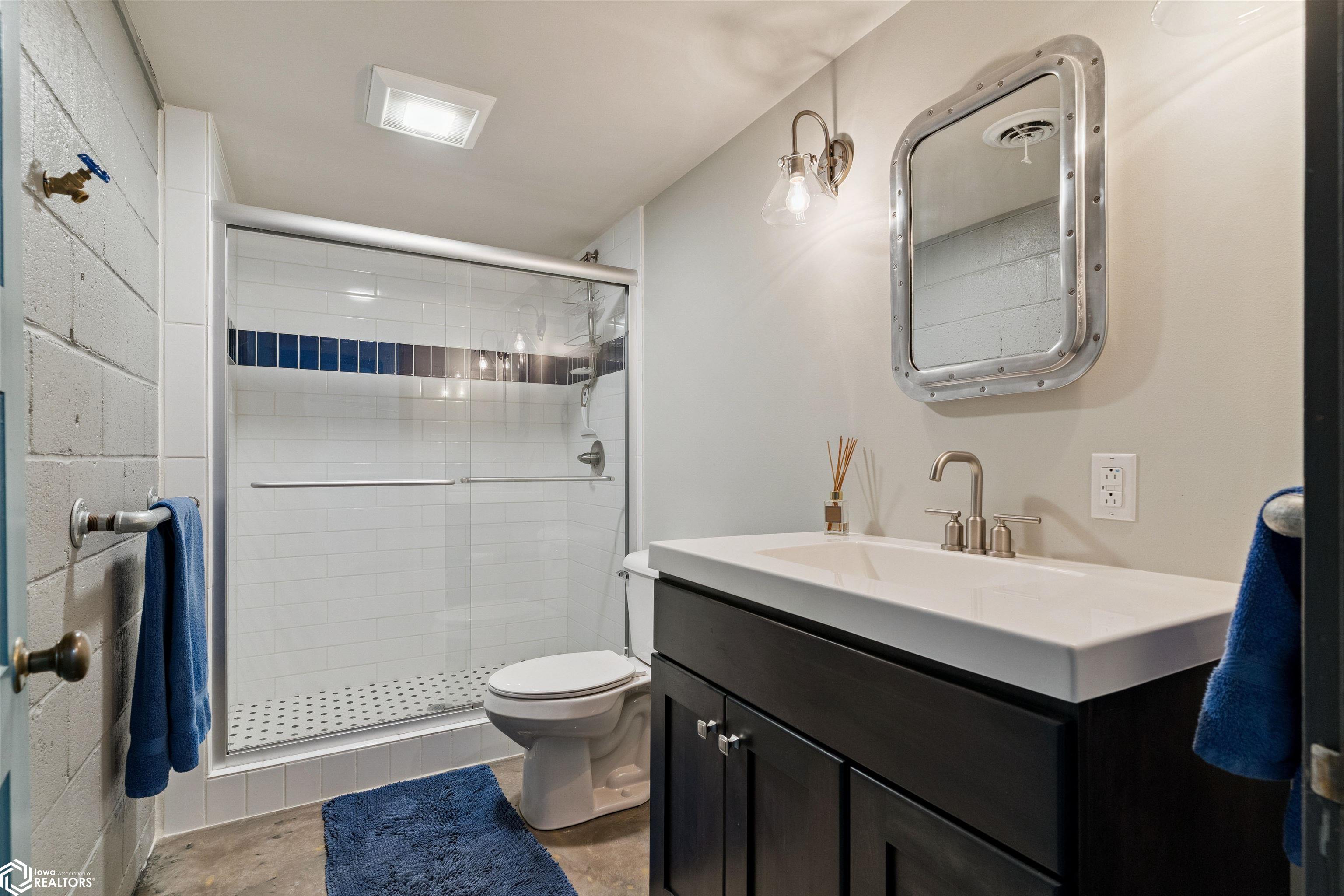 Burlington, Iowa, 52601, United States, 3 Bedrooms Bedrooms, ,3 BathroomsBathrooms,Residential,For Sale,1879200