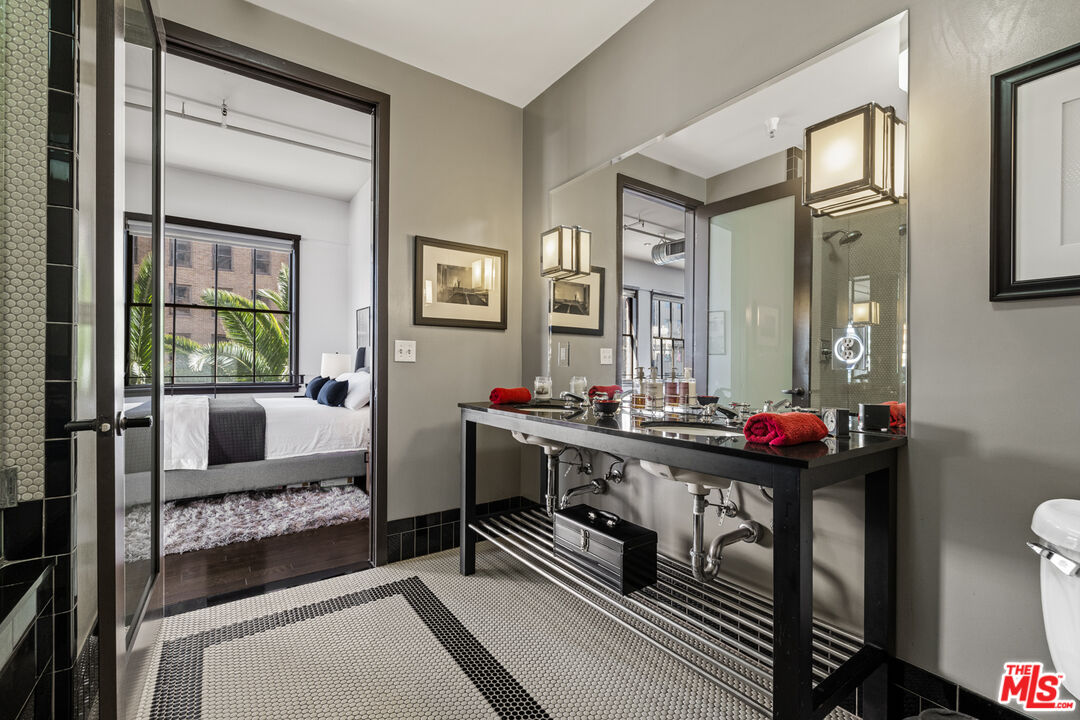Los Angeles, California, 90028, United States, 2 Bedrooms Bedrooms, ,2 BathroomsBathrooms,Residential,For Sale,1827936