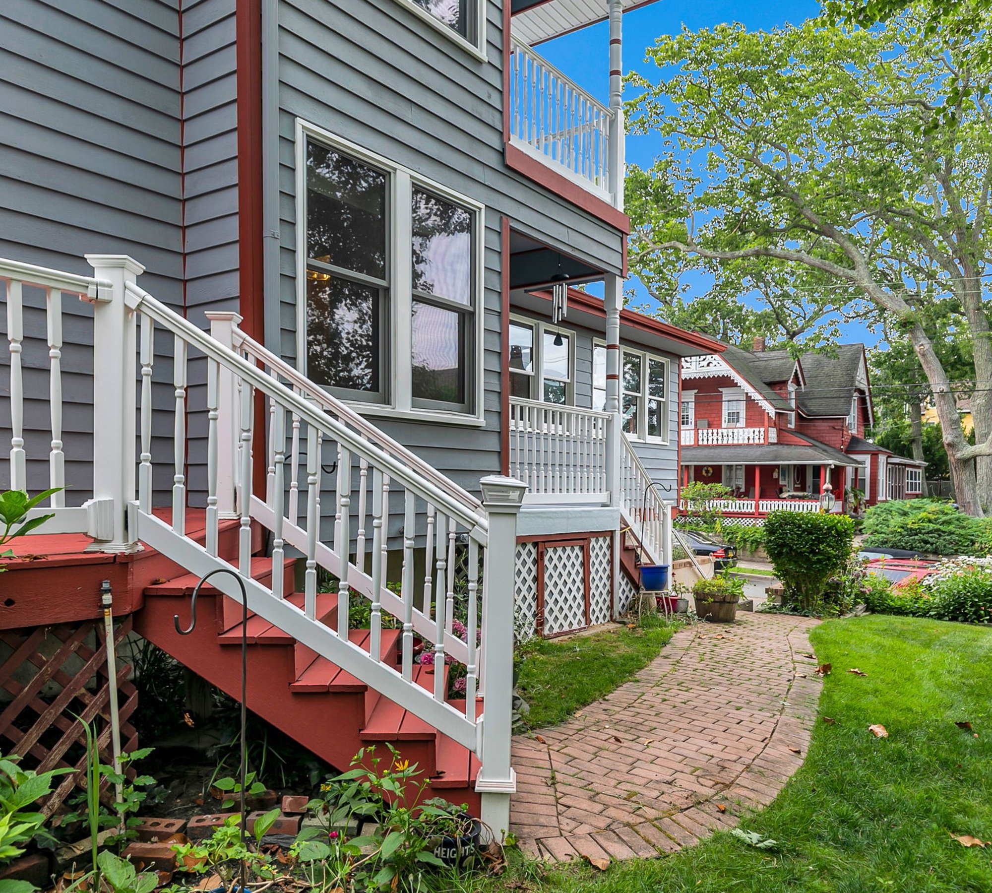  Custom Home With Multiple Balconies - 物件實景
