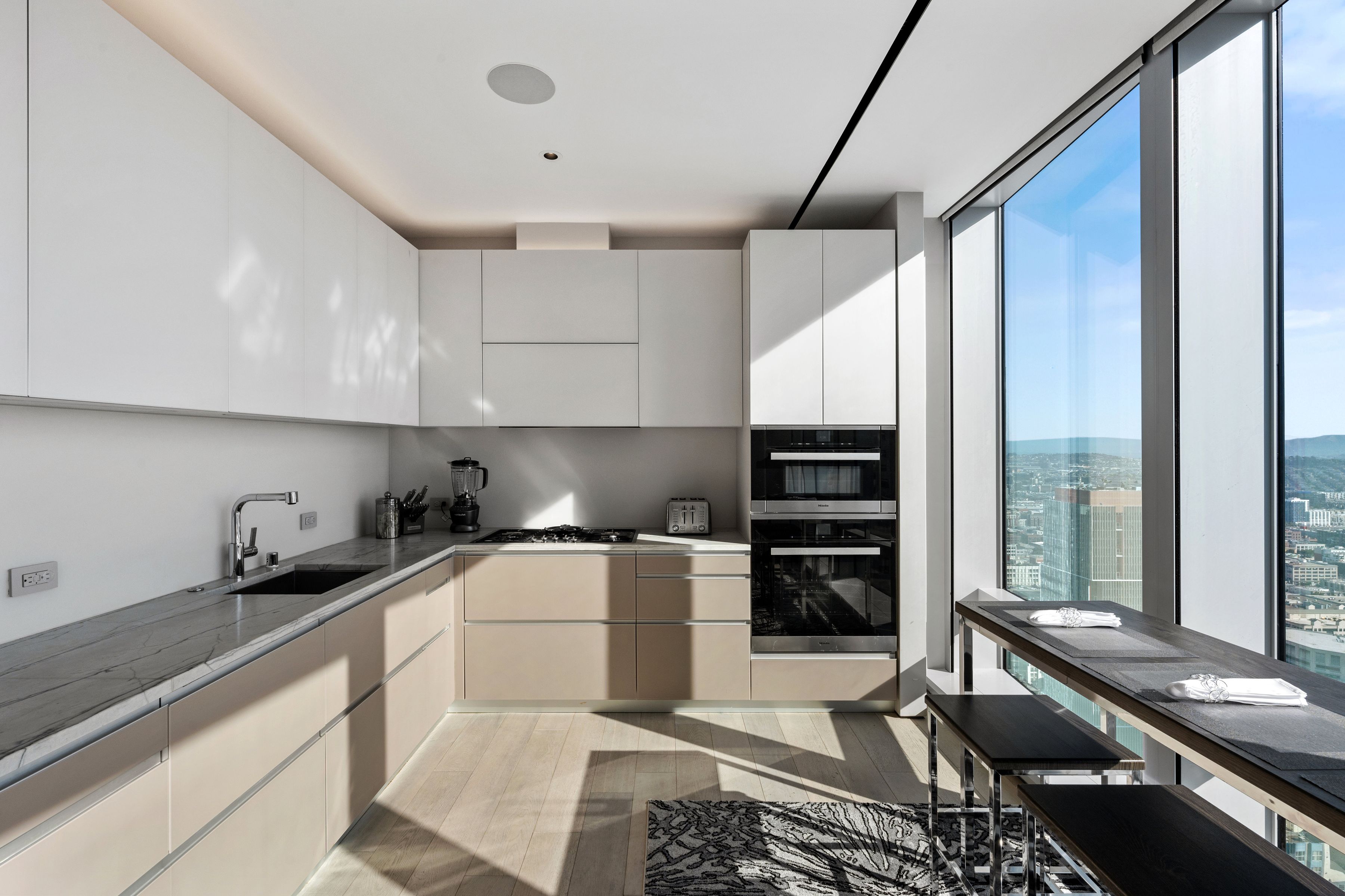  Wrapped in Glass. Enveloped by Views. - 物件實景