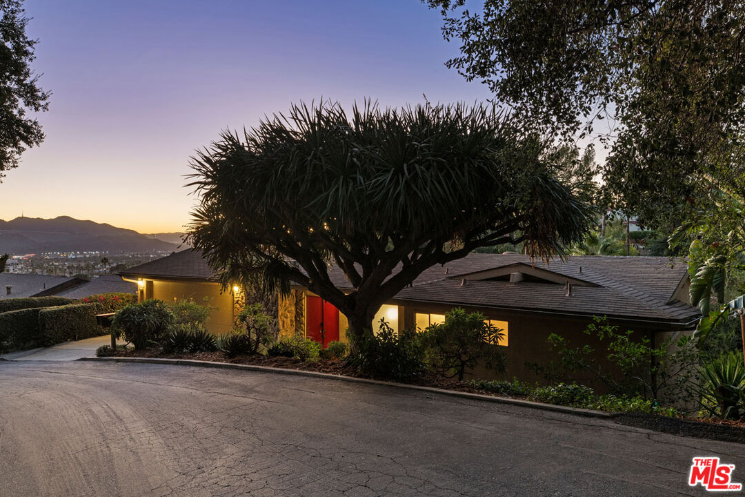 Glendale, California, 91207, United States, 3 Bedrooms Bedrooms, ,3 BathroomsBathrooms,Residential,For Sale,1987777