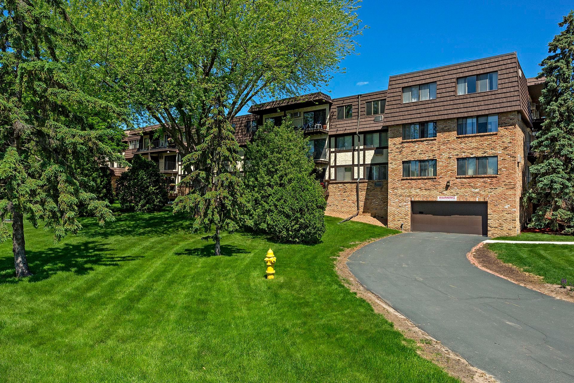  Second-Floor Wayzata Villas Condo with Beautiful Pond Views - 物件實景