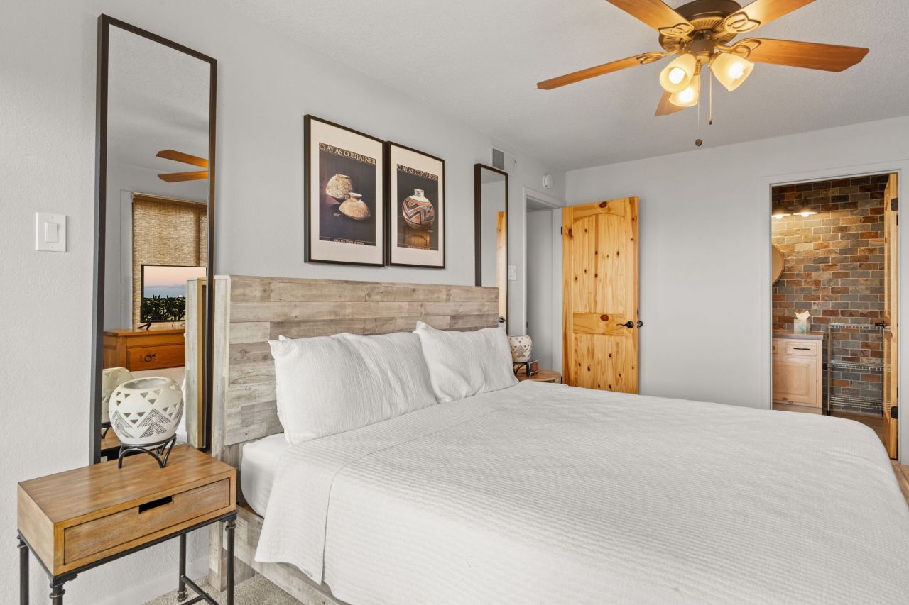 Santa Fe, New Mexico, 87501, United States, 2 Bedrooms Bedrooms, ,3 BathroomsBathrooms,Residential,For Sale,1959101