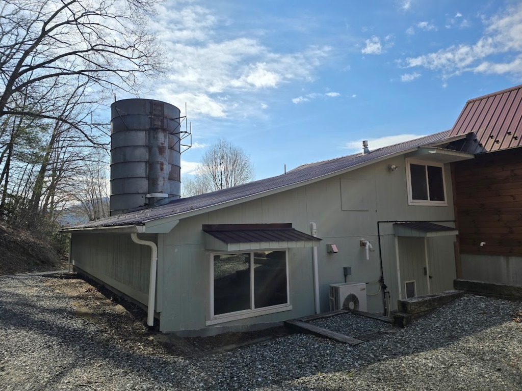 Lansing, North Carolina, 28643, United States, 2 Bedrooms Bedrooms, ,4 BathroomsBathrooms,Residential,For Sale,1914214