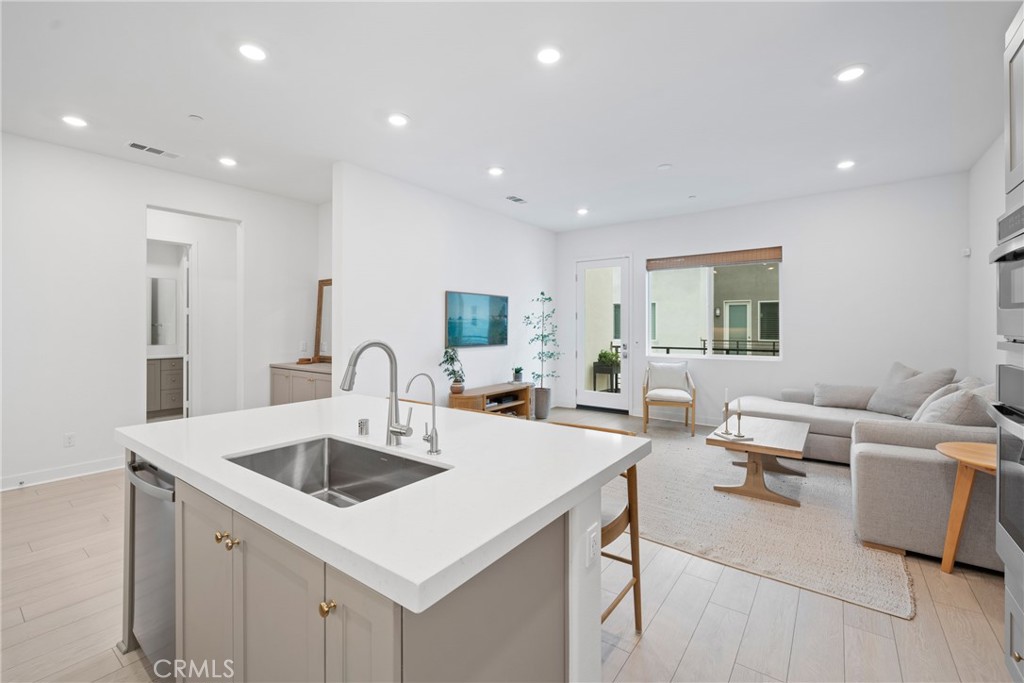 Irvine, California, 92618, United States, 1 Bedroom Bedrooms, ,1 BathroomBathrooms,Residential,For Sale,1707391