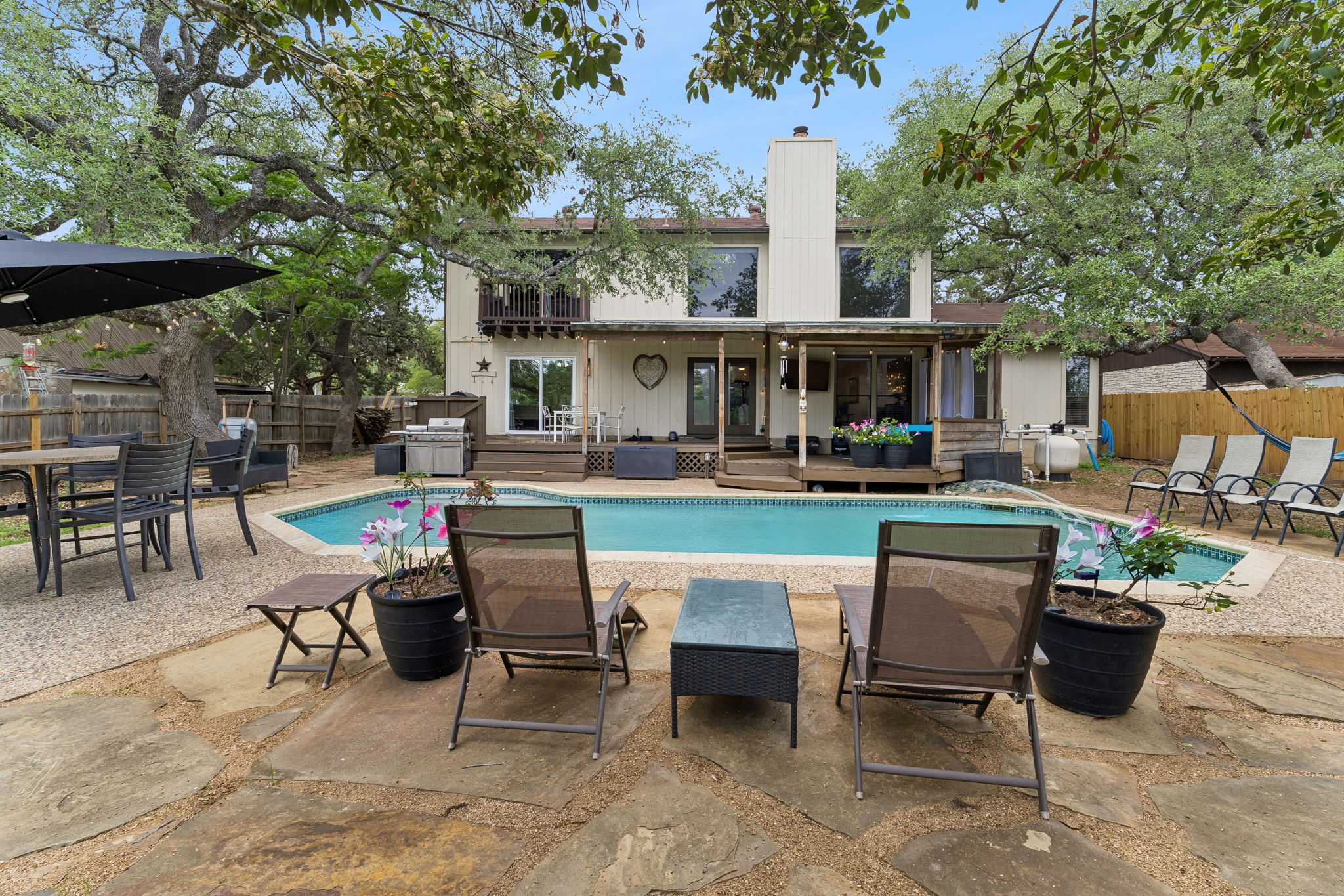  Oak-Canopied Retreat with Pool and Media Room - 物件實景
